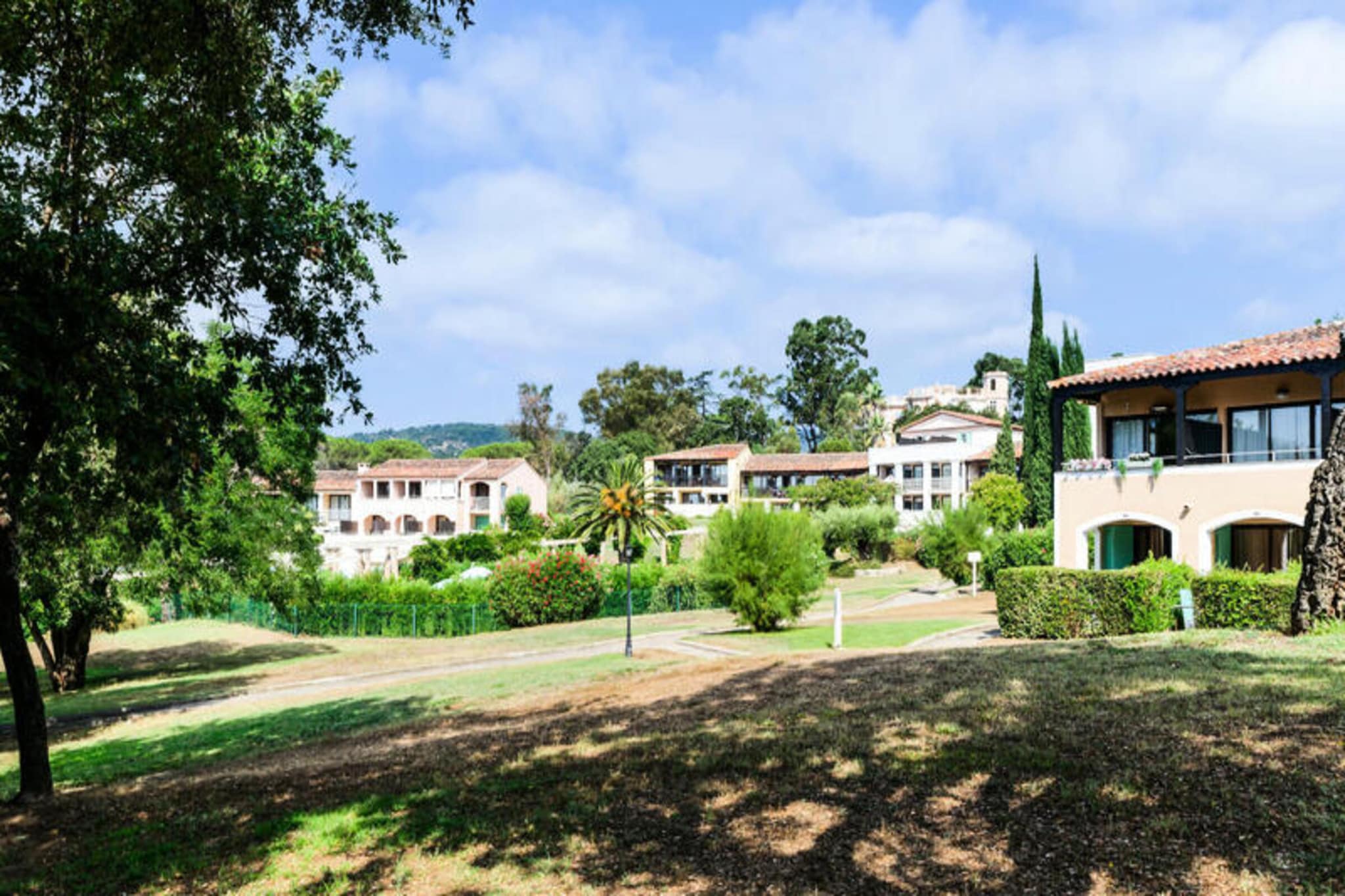 Nestled amidst 16 hectares of flowering gardens, this charming studio apartment in Grimaud offers a relaxing stay in the heart of the Provence region. The residence boasts an outdoor swimming pool (open April-October), volleyball courts, playgrounds, and various activities for all ages. With the beach less than 500 meters away, this location is ideal for enjoying the Mediterranean sunshine.
This pet-friendly studio (fees apply) comfortably accommodates up to 4 guests and features a living room, a kitchen, a sleeping cabin area, a bathroom, and free outdoor parking (subject to availability). Please note that the apartment photos are not specific to this unit, and a specific assignment cannot be guaranteed.
The Maeva Home Selection label ensures a well-maintained and up-to-date apartment with quality amenities for a comfortable stay. While bed linens are included, additional fees apply for towels, Wi-Fi access, and end-of-stay cleaning (mandatory). The residence offers various other services for an additional charge, which you can inquire about upon arrival. Tourist tax also applies (except for guests under 18) and is payable online. Inquire directly with the residence for pet fees.