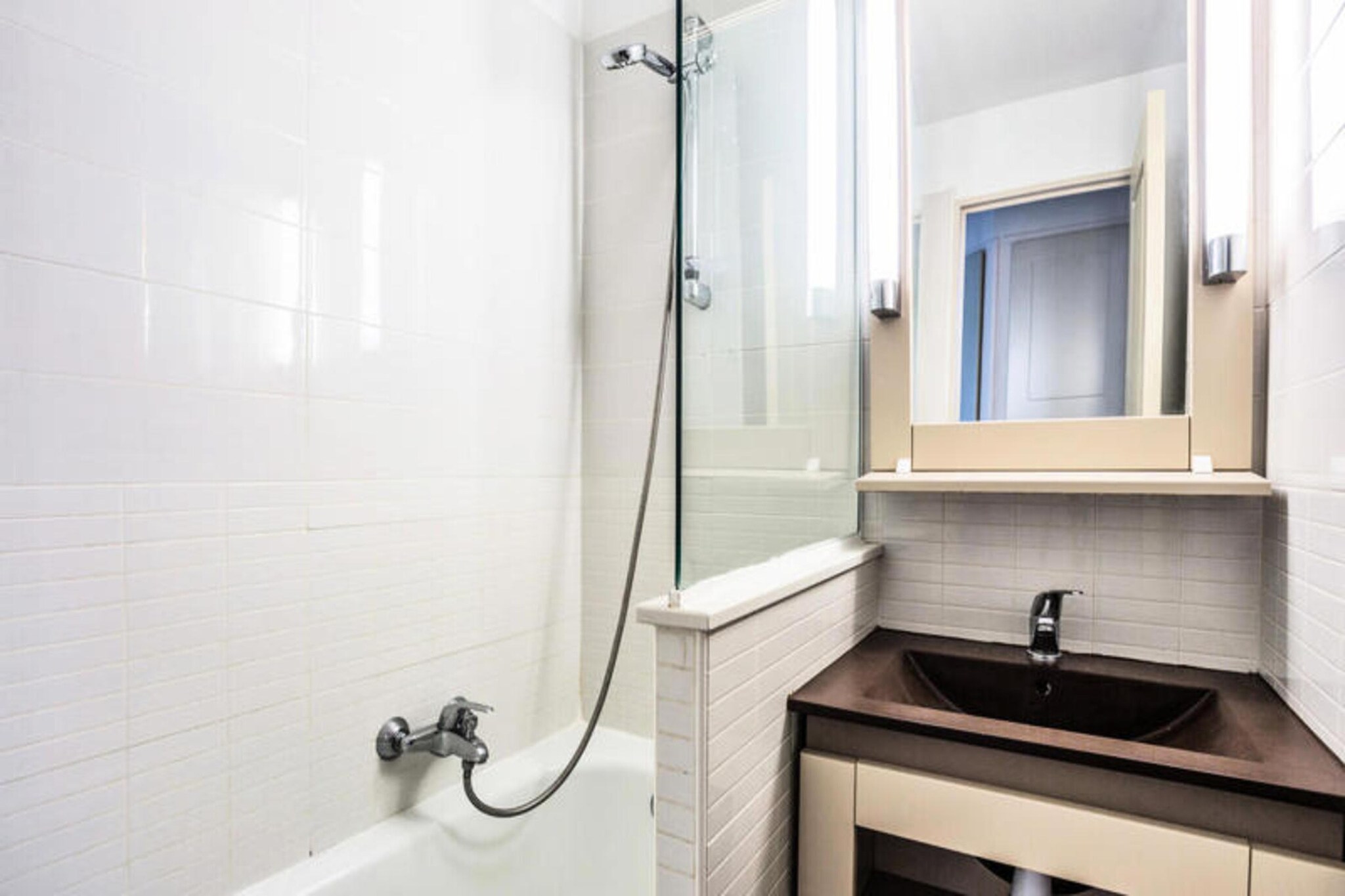 This charming studio apartment is ideal for a relaxing stay in the heart of Provence. Nestled in a beautiful 16-hectare estate, the apartment boasts access to an outdoor swimming pool (open April-October), volleyball courts, playgrounds, and more. The studio itself features one main living area with a sleeping cabin, a kitchenette, a bathroom, a toilet, and free outdoor parking (subject to availability).  

The apartment is conveniently located less than 500 meters from the beach, allowing you to easily enjoy the sunshine and the Mediterranean Sea. While specifics about nearby attractions, cafes, and markets are not available, the location in Provence itself guarantees a charming atmosphere with plenty to explore.

For your convenience, the studio comes equipped with a kitchen area, perfect for preparing meals during your stay. Bed linens are included, while towels and daily linen changes are available for an additional charge. There's also a mandatory cleaning service to be paid upon check-in.  Please note that Wi-Fi access and allowing pets are both subject to additional charges and must be confirmed directly with the residence.