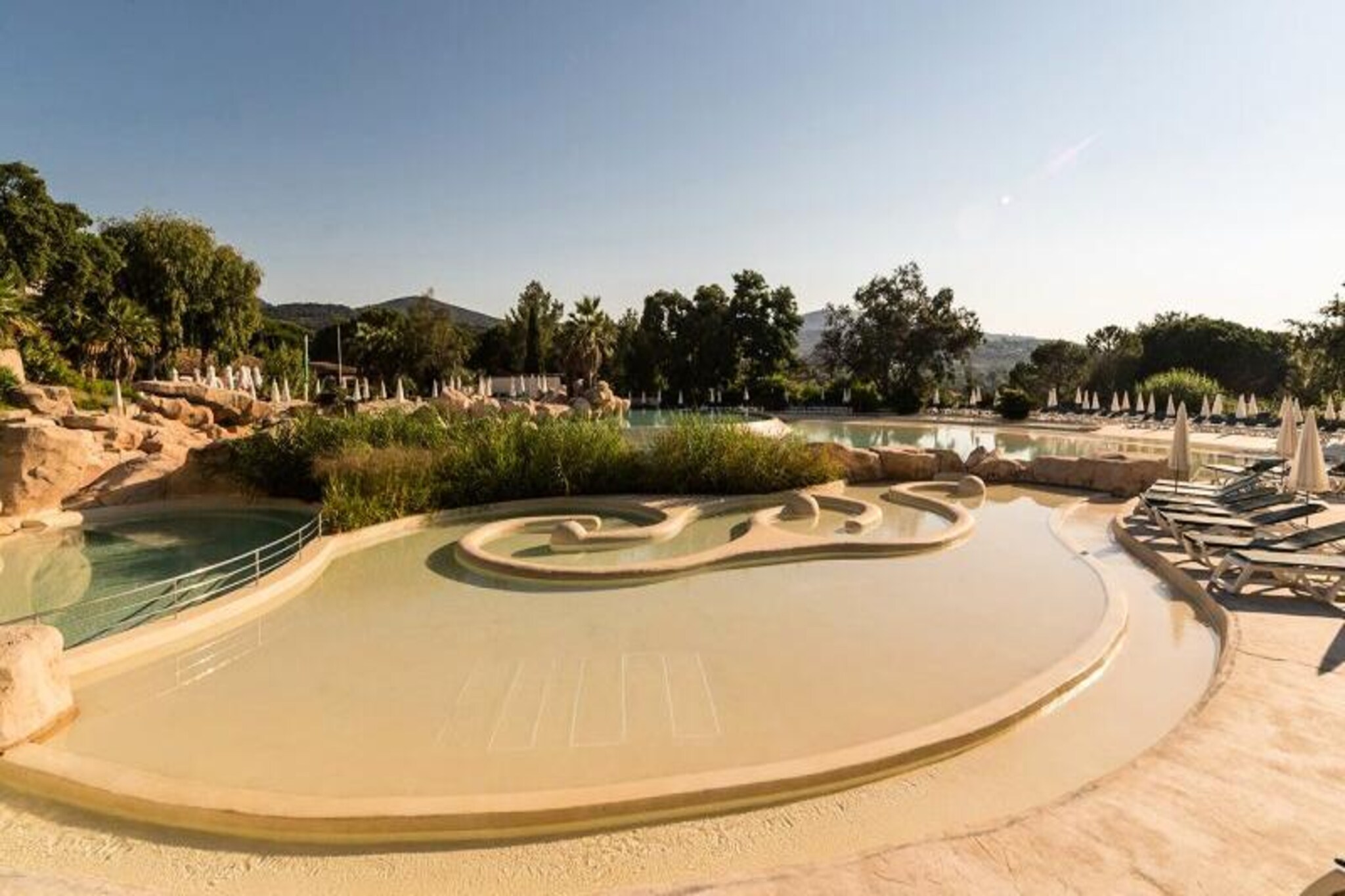 This 28m² apartment is located within a large residence (Residence Les Restanques du Golfe de Saint-Tropez- maeva Home) offering a scenic setting on the Mediterranean bay. The residence boasts a 25-hectare landscaped area with a supervised park, ideal for families. While a car is recommended to explore the surrounding villages and beaches (3km away), the property itself provides a peaceful retreat. Popular destinations include Grimaud, Saint-Tropez, Croix Valmer, Ramatuelle, Plan de la Tour, and Lavandou. Pets may be allowed for an additional fee (check with the residence).
The apartment is situated on the 1st floor and features a living room with two single sofa beds, a kitchen open to the living room, a bedroom with two bunk beds, a bathroom with a bathtub-shower, and a separate toilet. Guests have access to a covered terrace and free parking (subject to availability).
The residence offers a wide range of activities and amenities (all for an extra charge) including a 1600m² aquatic area with wave pools and slides, a Provençal restaurant, a children's club, evening entertainment, tennis courts, petanque courts, table tennis facilities, volleyball courts, a children's play area, and bike rentals (seasonal). Wi-Fi access, bed linens, towels, and end-of-stay cleaning are all available for an extra fee.