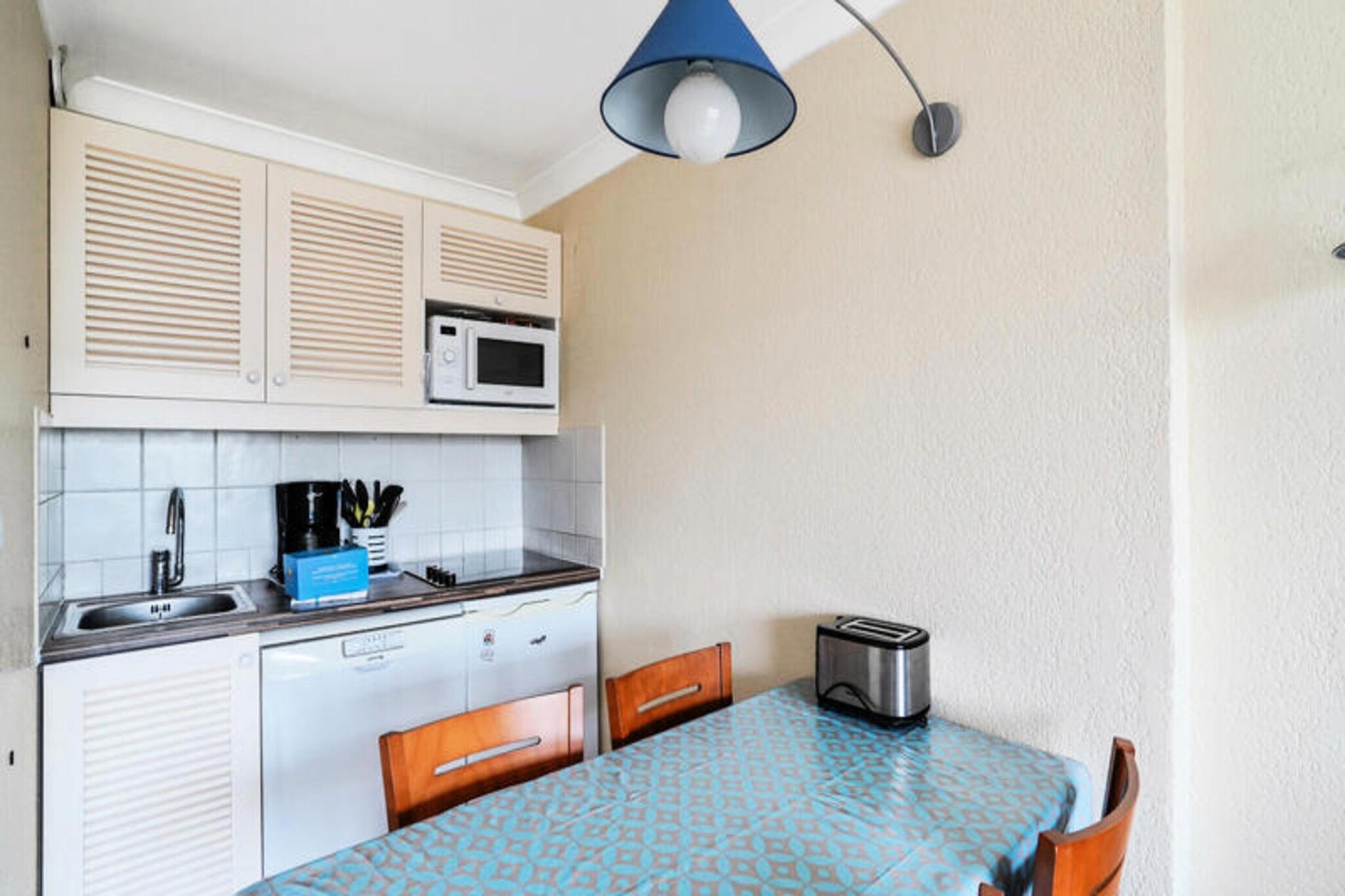 This spacious 110m² house accommodates up to 8 guests with four bedrooms. On the ground floor, there are two bedrooms: one with two single beds (90x200) and another with a double bed (140x190). Upstairs, there are two more bedrooms with two single beds (90x200) and one double bed (140x190). The house also includes a living room, kitchen with a dishwasher, and a bathroom on each floor. Pets are allowed, and the large enclosed yard of 780m² adds to the appeal. Sheets, towels, and tea towels are not provided but are available for rent.

Located just 550m from the St Roch Thermal Baths and 1500m from the Connיtable Thermal Baths, this rental is perfect for wellness enthusiasts. The neighborhood also features a bakery, press, restaurants, and a laundromat, ensuring convenience. With nearby attractions and shops, guests will find everything they need for a comfortable stay.

The house features a fully equipped kitchen, a laundry room with a washing machine, and multiple bathrooms. The property includes a garden, ideal for outdoor relaxation. Optional services such as end-of-stay cleaning and linen rental are available at an extra cost. Energy consumption may incur additional charges.