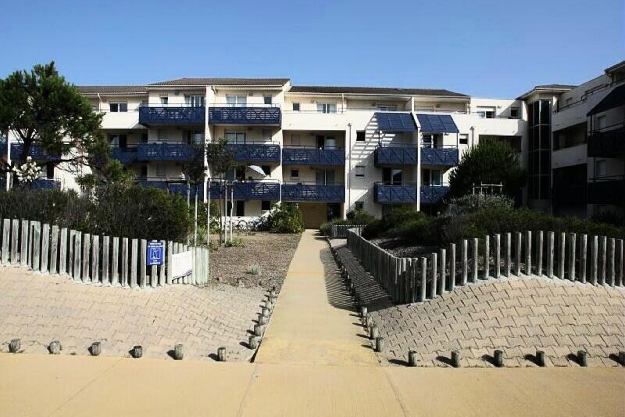 This 3-room apartment offers comfortable accommodation for up to 6 people, featuring a living room, kitchen area, two bedrooms, and a bathroom with a separate toilet. It is equipped with essential amenities such as bed linen (available for an additional charge), towels, and Wi-Fi access (subject to availability). Pets are allowed in certain accommodations, and baby kits are available upon request. Note that end-of-stay cleaning is mandatory and an additional charge.
The residence is ideally located just 300 meters from the beach and the vibrant center of Lacanau-Ocיan. Nearby, you'll find a variety of attractions, including golf courses, horse riding, sailing, and kite surfing, making it perfect for families and friends seeking adventure. The area also offers numerous cafes, markets, and shops for your convenience.
Additional amenities include a fully equipped kitchen with a dishwasher, microwave, and refrigerator, ideal for preparing your meals. The property also offers free outdoor parking, a shared unheated swimming pool (open from mid-June to mid-September), and covered parking available for an extra charge. The residence also provides essential services, including maintenance kits and tourist tax payments.