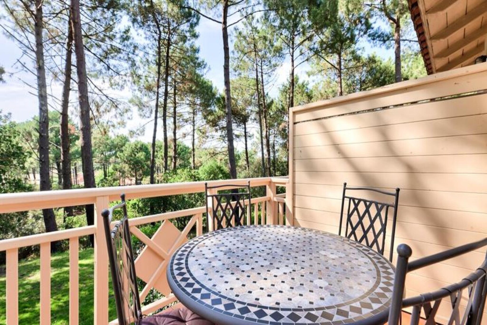 This cozy apartment, located in a scenic 5-hectare pine forest, offers a peaceful retreat with modern comforts. It accommodates up to 4 guests with a bedroom featuring two single beds and a convertible sofa in the living room. The apartment is pet-friendly (additional charges apply) and includes amenities like Wi-Fi (subject to availability), bed linens (extra charge), and free outdoor parking. A balcony with a view of the surrounding forest offers a relaxing spot to enjoy the natural beauty.

The residence is a short distance from Lacanau Ocיan and the beach, just 2 km away. Guests can enjoy a wide variety of activities, including water sports, golf at nearby courses, and cycling along scenic paths. Explore the vibrant town of Lacanau, or enjoy the fun beach atmosphere and attractions like the Luna Park funfair. The area also offers fantastic dining, cafes, and shops for a memorable vacation.

The apartment is well-equipped with a semi-open American-style kitchen, a comfortable living area, and a bathroom with a private water closet. Guests can enjoy access to a large swimming pool, paddling pool, and other recreational facilities, including beach volleyball and a multi-sport field. The residence also offers extra services such as bike rentals and wellness discounts at Vital Parc.