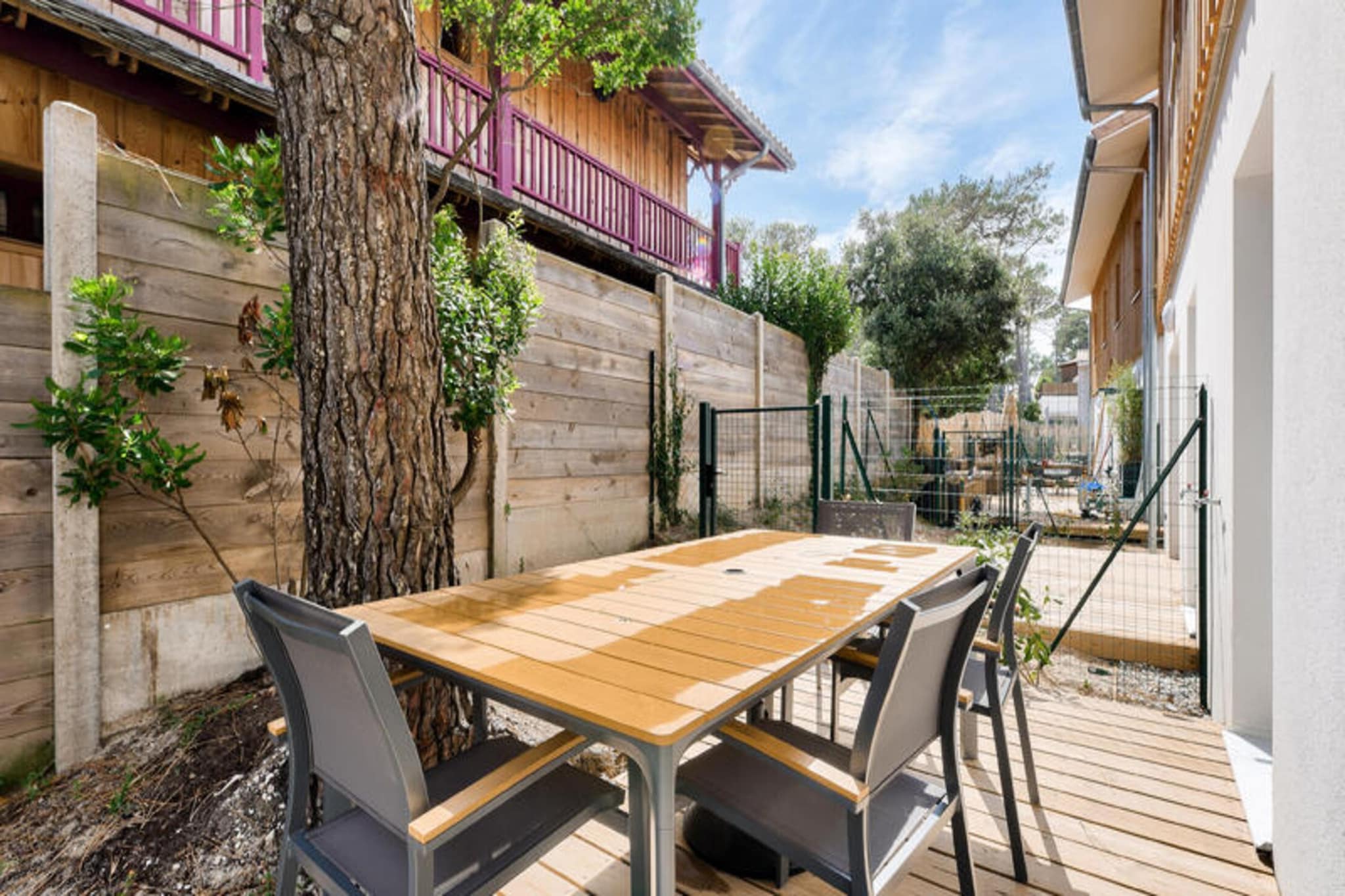 This charming 72m² holiday home offers two bedrooms, including one with a double bed and the other with two single beds. The property is pet-friendly (with a supplement) and features two bathrooms, one with a shower and the other with a bathtub. It also has a separate toilet and a mezzanine space with a suspended net, perfect for both children and adults. Two parking spaces are provided for added convenience.

Located just a short walk from the city center, this holiday home is close to shops, cafes, and markets, making it easy to explore the local area. For beach lovers, the property has direct access to the sea, while several attractions and activities are just a few hundred meters away, ensuring there’s always something to do nearby.

The home features a semi-open kitchen equipped with all the essentials, including a washing machine for added convenience. The living area opens onto a sunny south-facing terrace, ideal for enjoying the outdoors. The garden provides a peaceful retreat, making it perfect for relaxation and outdoor meals.