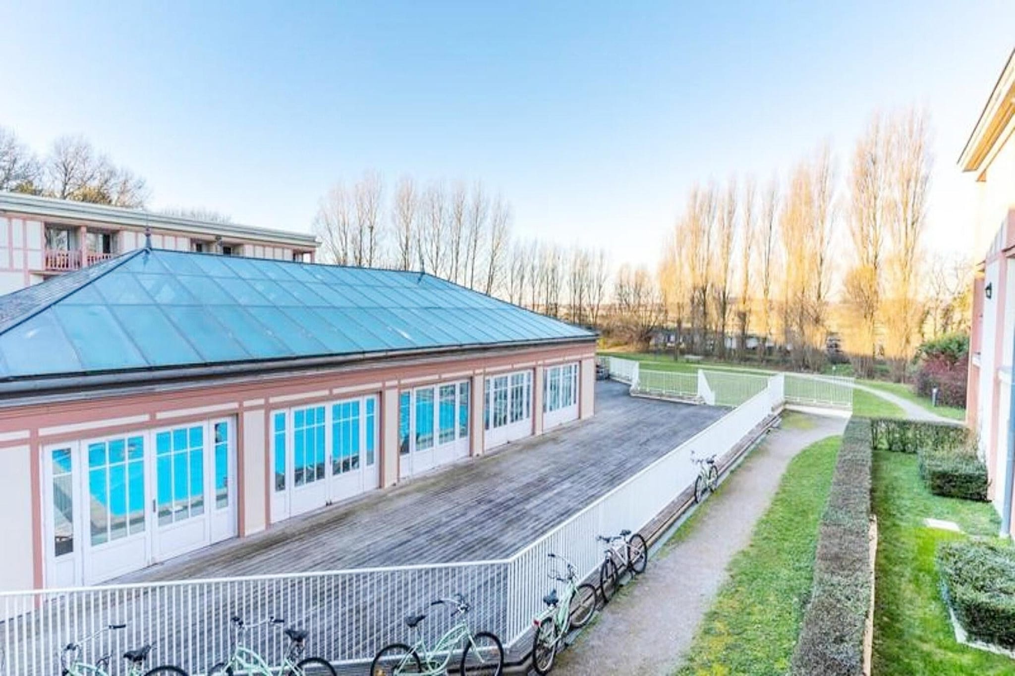 This charming apartment accommodates 4 people and is located in the heart of a beautifully landscaped park, close to the racecourse and equestrian park. It features a living room with a 140 cm convertible sofa, a bedroom with a comfortable 160 cm double bed, and a TV for your entertainment. The apartment is pet-friendly for an additional fee and includes separate toilets for convenience. A deposit is required upon arrival.

The apartment’s prime location offers easy access to nearby attractions, including the scenic racecourse and equestrian park. You can enjoy the peaceful surroundings or explore the local cafes and markets within a short distance, ideal for relaxation or shopping. The park setting provides a tranquil atmosphere perfect for outdoor activities and nature walks.

The fully renovated apartment boasts a well-equipped open kitchen with a dishwasher, washing machine, and Nespresso machine for your convenience. The bathroom is modern and comfortable, and the balcony offers a lovely outdoor space to unwind. Please note, sheets and towels are not provided, but can be rented upon request.