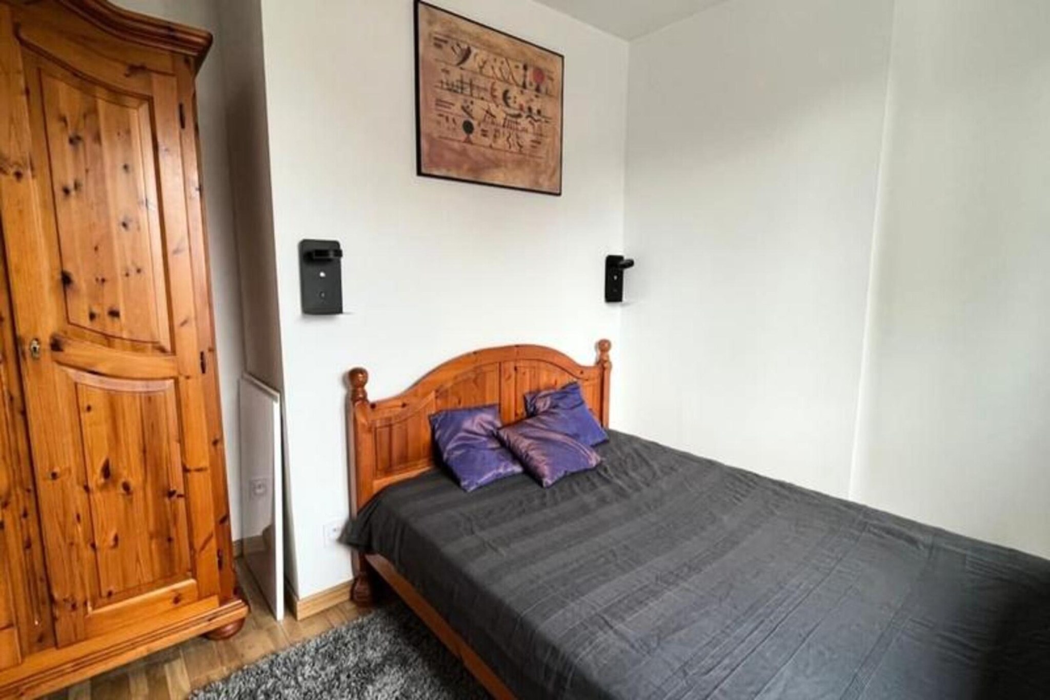 This pleasant two-bedroom house is ideally located near the equestrian park and Canche Bay, offering comfortable accommodation for up to 5 people. The house features a cozy living room with an open kitchen, equipped with modern appliances such as a dishwasher, washing machine, and TV with Wi-Fi. The first bedroom has a double bed (160cm), while the second bedroom offers 2 single beds (90cm) along with an additional foldaway bed (90cm), perfect for families or small groups. Please note that the property is non-smoking and pets are not allowed.

Situated in the Canche district, the house is close to various local attractions. Enjoy leisurely walks around the equestrian park, or take in the beauty of Canche Bay. The area is rich in natural beauty and offers plenty of outdoor activities. You'll also find nearby cafes and markets, making it easy to explore the local culture and cuisine.

The house includes two shower rooms, providing ample space and convenience for all guests. The kitchen is fully equipped, allowing you to prepare your own meals with ease. Sheets and towels are not provided but are available for an additional fee if requested up to 48 hours before arrival. A deposit is required upon check-in.