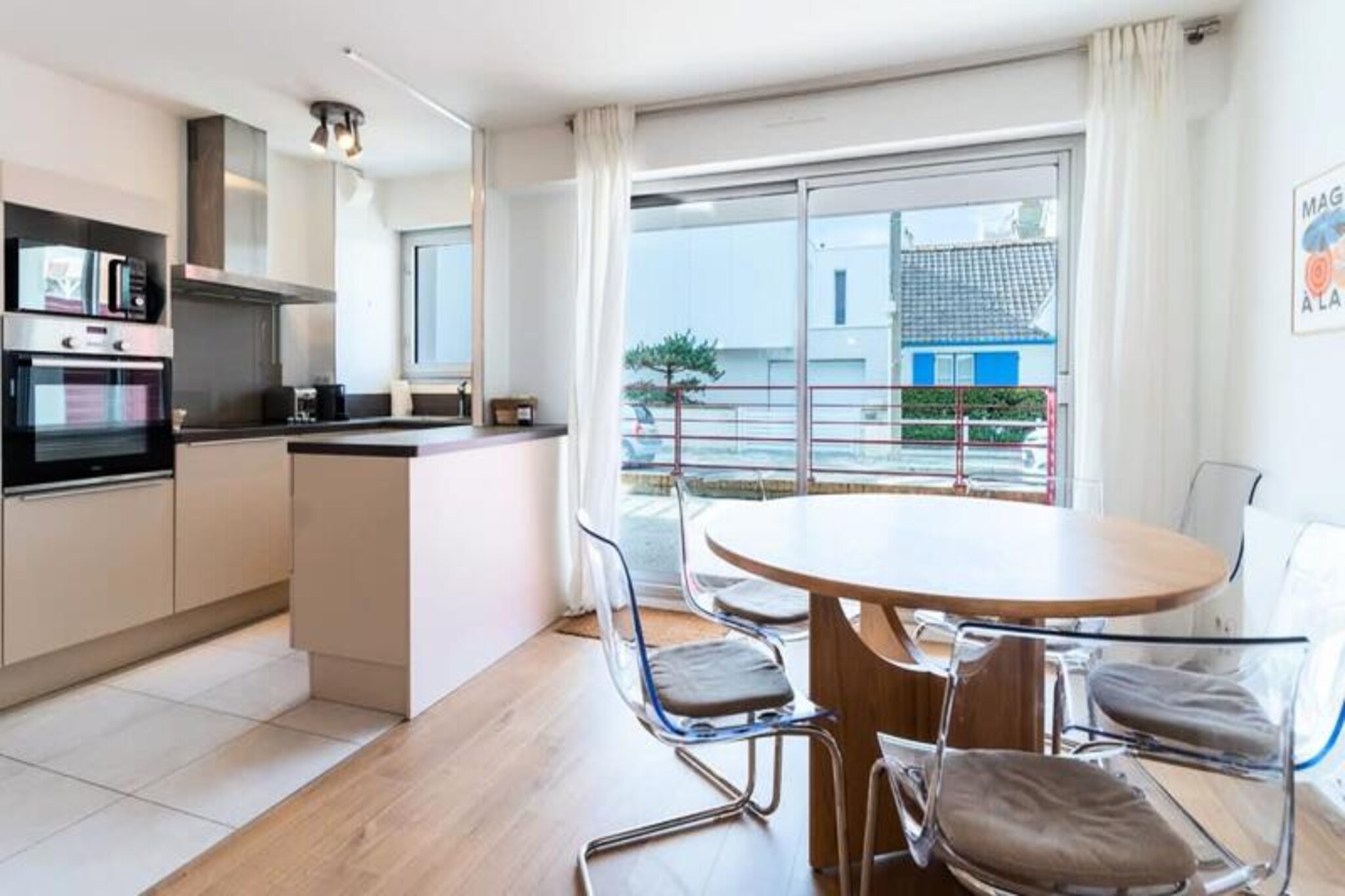 This charming renovated apartment offers a comfortable and modern retreat, perfect for up to five guests. It features two inviting bedrooms—one with a large 140 cm double bed and the other with three beds, including two bunk beds and one high bed. Guests will appreciate the bright and spacious living area, which opens onto a large west-facing terrace, ideal for relaxing after a day of exploration. The property also includes a second terrace on the east side, complete with a garden table for outdoor meals. Please note that linens are available as an optional service.

Located just 400 meters from the beach and within walking distance of the city center and market square, this apartment is perfectly positioned for enjoying local attractions. Guests can easily explore the vibrant cafes, shops, and restaurants nearby or take a leisurely stroll along the sandy shores. The proximity to the covered market allows for a delightful experience of fresh produce and regional specialties.

The apartment boasts a fully equipped open kitchen, including a dishwasher and Nespresso coffee maker, making meal preparation a breeze. A modern shower room with a washing machine adds convenience, while separate toilets ensure additional comfort. With its excellent location and thoughtful amenities, this property is an ideal choice for a relaxing seaside getaway.