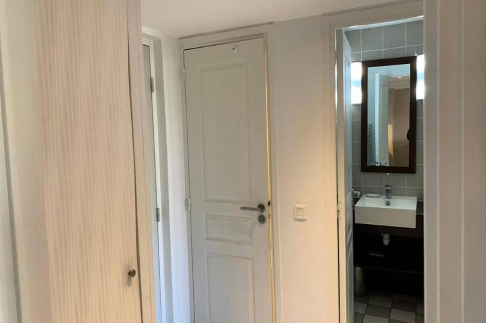 This cozy apartment, located in a tranquil tourist residence, offers accommodation for up to 5 people. It features a living room with a convertible sofa, one bedroom with a double bed and a single bed, and a bathroom with a separate toilet. The property is non-smoking and not pet-friendly, ensuring a clean and comfortable environment for all guests. The apartment is part of a residence that includes free private parking and access to a heated indoor swimming pool (closed from 7/1/25 to 7/2/25) and an outdoor tennis court for guest use.
Set in the heart of the Le Touquet equestrian park, the residence is surrounded by beautiful green spaces. Guests can enjoy walking or cycling around the park, while the area offers easy access to local shops, cafes, and markets. The location is ideal for those looking to explore Le Touquet, with the beach and city center just a short drive away. For equestrian enthusiasts, the park itself offers a unique atmosphere, providing an excellent base for a relaxing and active stay.
Inside the apartment, the kitchen is fully equipped with a refrigerator, oven, and hob, allowing guests to prepare their own meals. While the residence does not provide sheets and towels, these can be rented optionally. The apartment also includes a washing machine, available for a fee, to ensure guests have all the conveniences needed for an extended stay. The residence provides a peaceful and well-equipped environment, perfect for a getaway.
