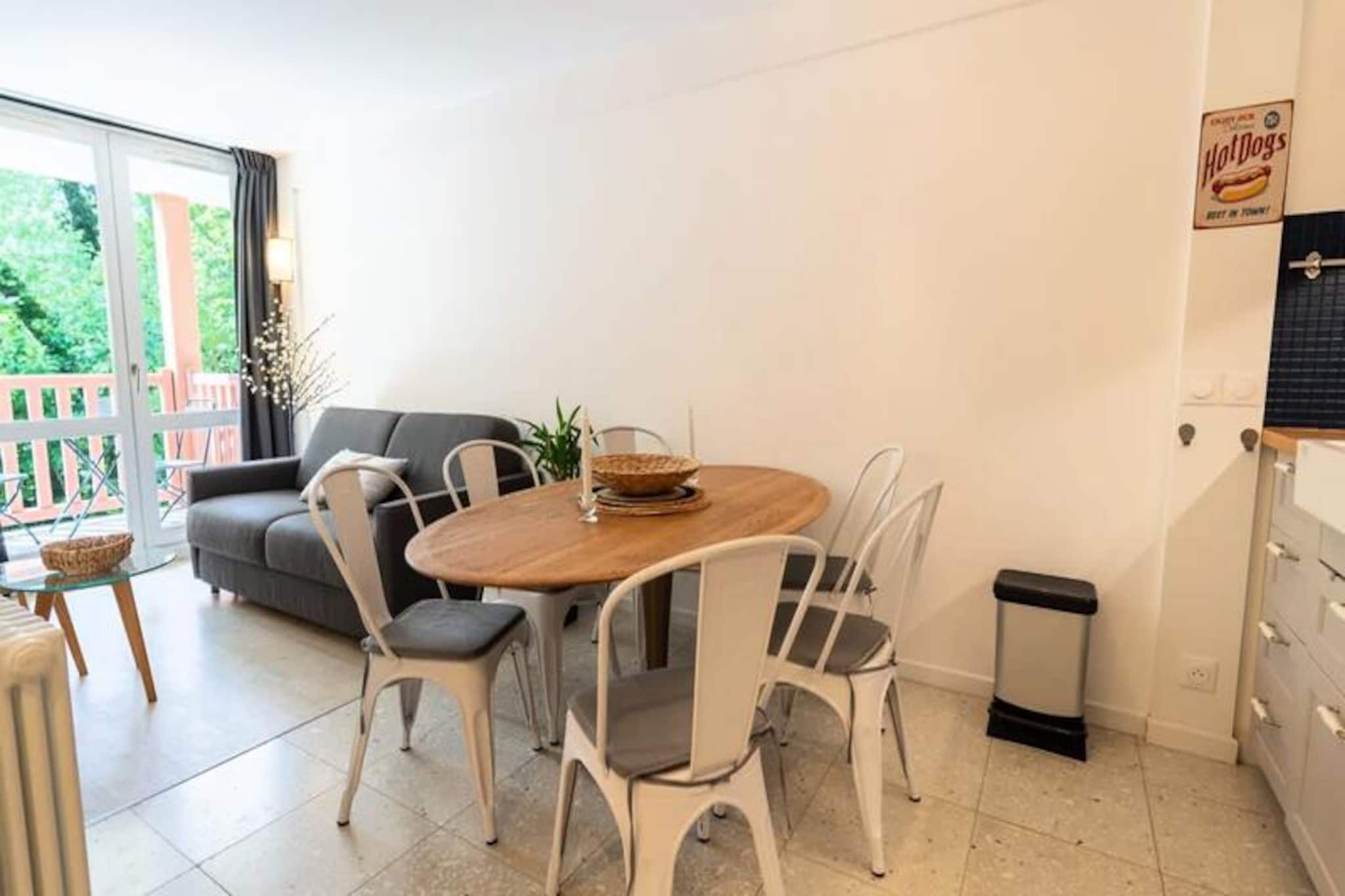 This pleasant apartment, located in a tourist residence between Canche Bay and the equestrian center, accommodates up to six guests. It features a double bed (160cm), bunk beds (90x2), and a sofa bed (140cm). Pet policies are not specified. The residence offers private and free parking, a tennis court, and an indoor heated swimming pool (closed January 5, 2025, to February 7, 2025).
The location is ideal for enjoying the local area, being situated between Canche Bay and the equestrian center.
The apartment includes a living room with a sofa bed and an equipped kitchen (Nespresso and electric coffee makers), a bedroom with a double bed, a cabin with bunk beds, a bathroom, and a shower room with a toilet. Linen is not provided but can be supplied as an option. There is no Wi-Fi. A €350 deposit is required.