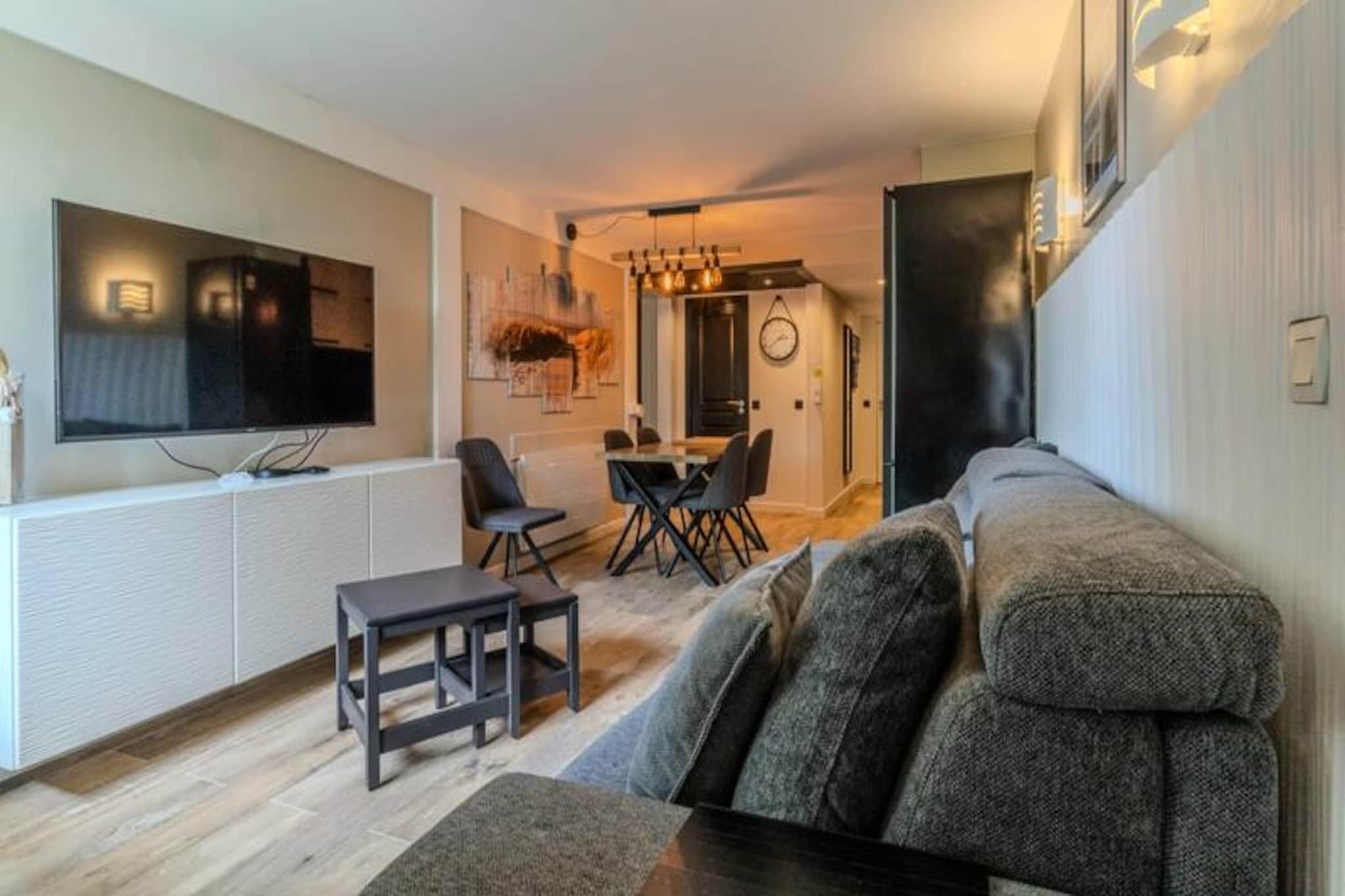This charming, renovated apartment is located in a peaceful tourist residence with a variety of amenities. It comfortably accommodates up to five people with a living room featuring a 160 cm sofa bed, a bedroom with a double bed (160 cm) and a single bed (90 cm), and a south-facing balcony. The apartment is pet-friendly, ensuring that your furry companion can join your stay. Free parking is available nearby, and the residence also provides a covered, heated swimming pool (currently closed from January 5 to February 10, 2025), as well as tennis courts for recreational use.

Situated within the beautiful Le Touquet equestrian park, the apartment offers easy access to nearby attractions. You can explore the equestrian park, ideal for peaceful walks, or visit the vibrant market in the heart of Le Touquet. Cafes and restaurants are within easy reach, allowing you to sample local delicacies or relax with a coffee. The apartment is well-located for enjoying both nature and the local town life.

Inside, the apartment includes a fully renovated, well-equipped kitchen with a Senseo coffee maker, perfect for preparing meals. The bathroom has been completely renovated, and there is a separate WC for added convenience. Additional services like a paid laundry facility are available within the residence.