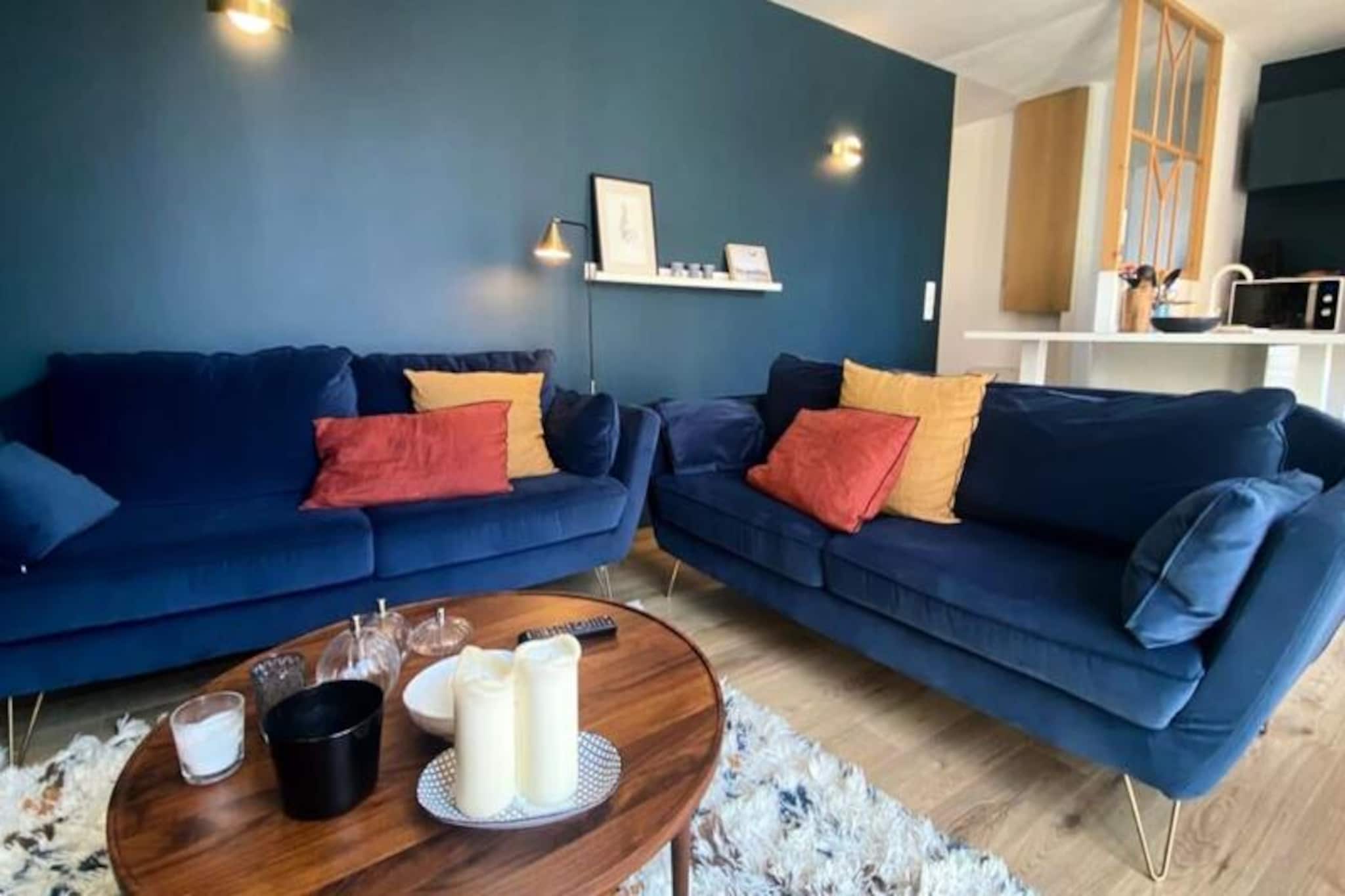 
This cozy and recently renovated apartment can comfortably accommodate up to 5 people. It includes a bedroom with a 140 cm double bed and a children's bedroom with three single beds, two of which can be joined to form a double. The apartment also features a spacious living room with two sofas, a TV, and WIFI access, making it a perfect spot for relaxation. The bathroom is equipped with a shower, and there is a separate toilet for added convenience.

Located just a 2-minute walk from the beach and the city center, this apartment is ideal for those who want to explore the vibrant surroundings. The area offers a variety of attractions, cafes, and markets, making it easy to experience the local culture and enjoy leisurely strolls by the coast.

The kitchen is fully equipped with modern appliances, including an oven, microwave, dishwasher, and Nespresso coffee maker, allowing guests to prepare meals with ease. The apartment also features a convenient washing machine for your laundry needs. The large 50 m² terrace provides ample outdoor space to unwind and enjoy the fresh air.
