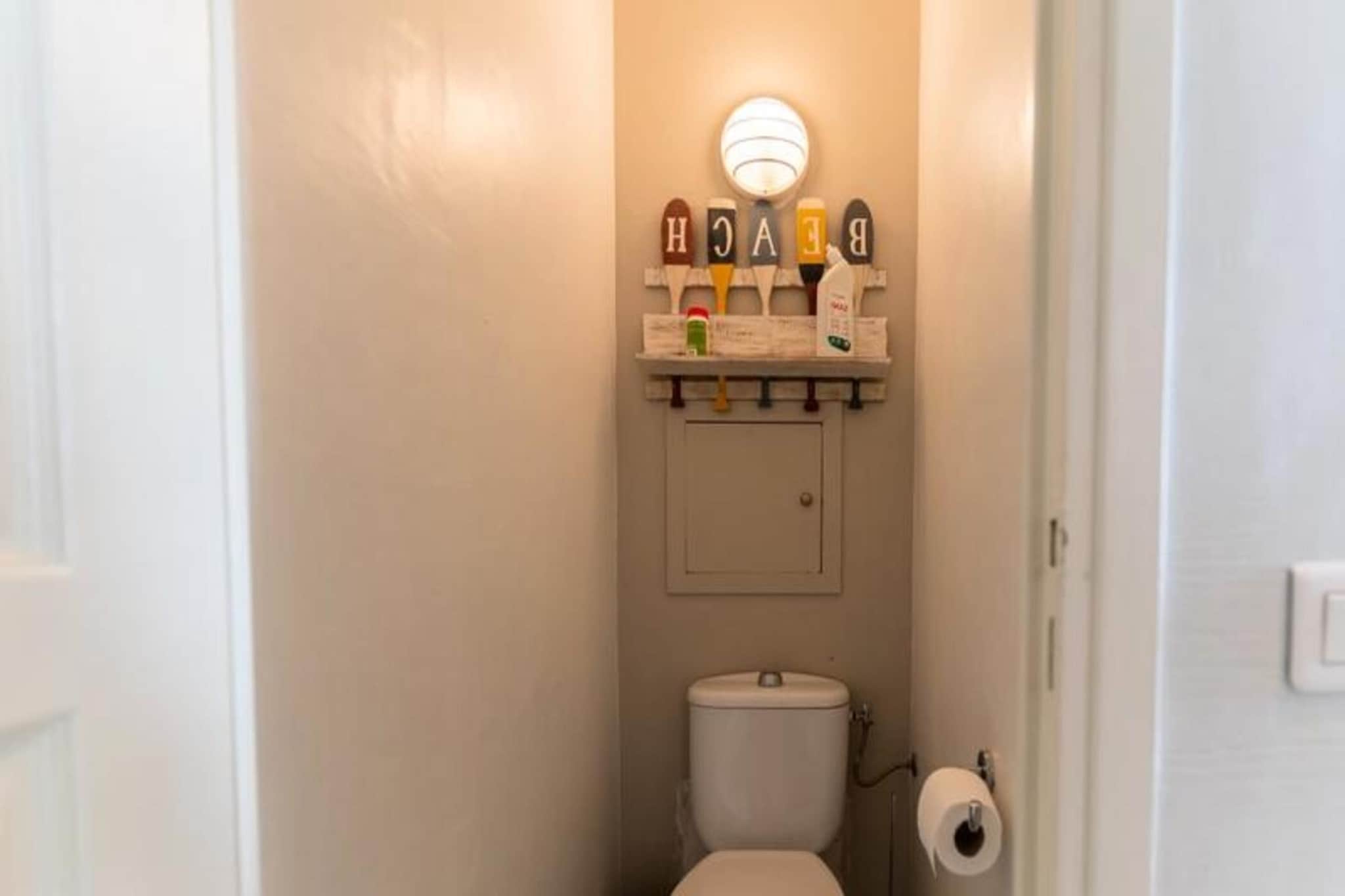 This cozy apartment, located in a tourist residence, offers comfortable accommodation for up to four people. It features a living room with an open kitchen equipped with a dishwasher, oven, microwave, and fridge-freezer. The bedroom includes a double bed (160 cm) and a bunk bed, making it ideal for families or small groups. The apartment also has a bathroom with a bathtub and sink, as well as a separate toilet. Wi-Fi is provided for guests, and free parking is available on-site. Please note that pets are not allowed, and sheets and towels are optional and not included.
The property is ideally situated in the heart of the Touquet equestrian park, offering a tranquil and scenic setting. Guests can enjoy the peaceful surroundings while being close to local attractions. Nearby, you'll find cafes, shops, and markets, perfect for exploring and experiencing the local culture. Whether you're seeking relaxation or outdoor activities, the location provides easy access to everything the area has to offer.
Additional amenities include access to an indoor swimming pool (though closed from 5/1/25 to 7/2/25) and tennis facilities. A paid laundry service is available within the residence for your convenience. The apartment is well-equipped for a comfortable stay, with all the necessary appliances to make your visit enjoyable.