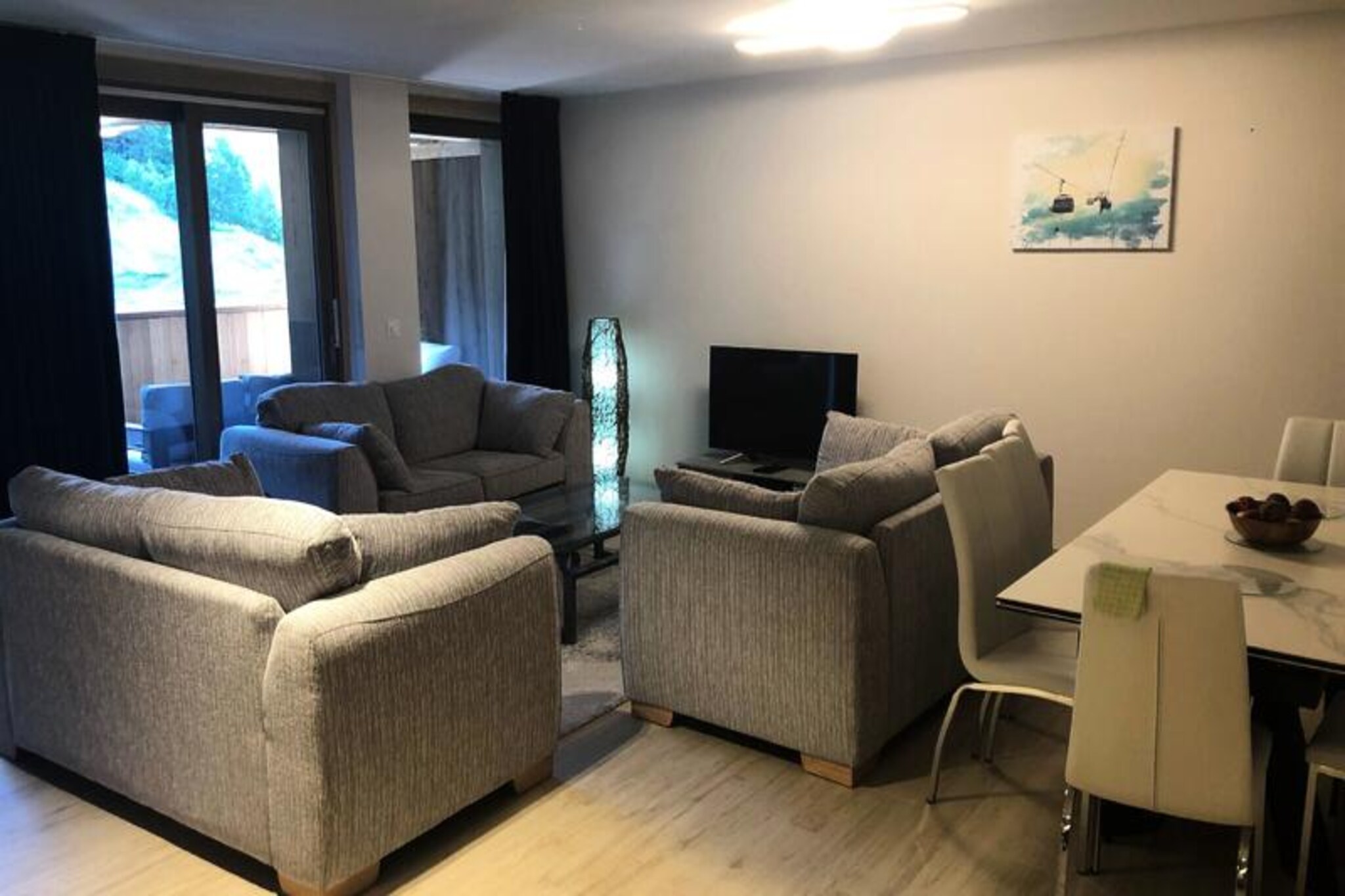 This luxury 3-room apartment accommodates up to 8/10 guests, featuring a cozy, high-end interior with two double bedrooms, a mountain corner with bunk beds, and a double sofa bed in the living room. It’s non-smoking and pet-free, with beds made upon arrival and bathroom linen included. The apartment offers WIFI, underfloor heating, and a private covered parking space. You’ll also enjoy a ski locker with direct access to the slopes.
Located at the foot of the slopes, the residence offers ski-in/ski-out access and breathtaking views of the Tarentaise Valley. Nearby, you’ll find shops, cafes, and eateries, as well as a wellness area with a swimming pool, sauna, hammam, gym, and solarium. An exclusive ESF beginner area for private lessons is available, perfect for families and beginners.
The apartment features a fully equipped kitchen with modern appliances, including a dishwasher, oven, microwave, coffee maker, and toaster. The bathroom includes a towel dryer and heated towel rail, with a separate toilet for added convenience. Additional services include concierge service, a TV lounge, and a NETSKI rental store. The "French Touch" grocery store offers takeaway meals, bread, and pastries delivered on order.