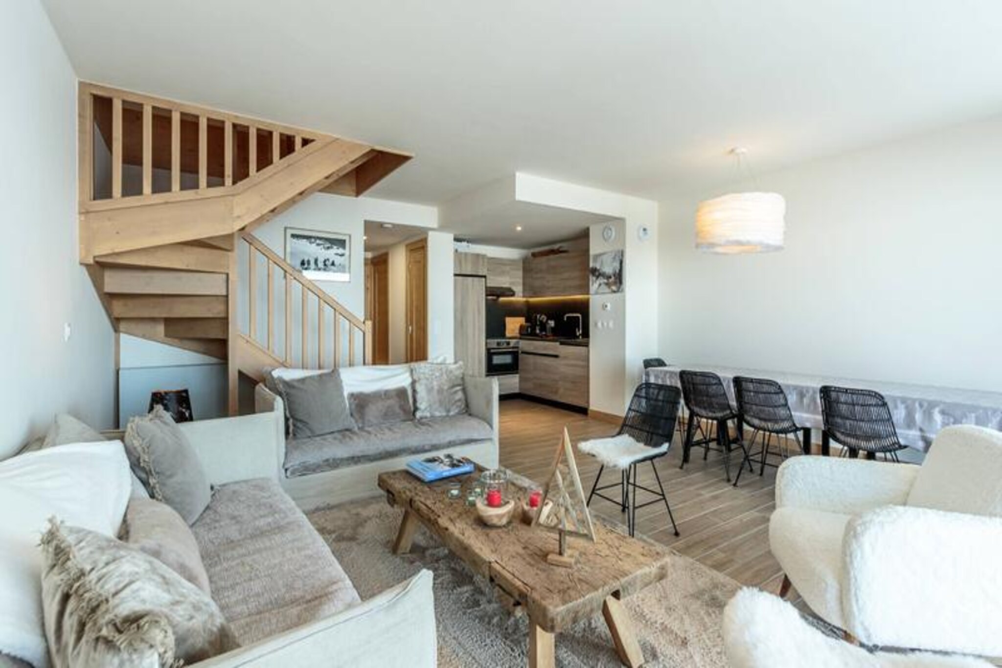 This stunning 4-room duplex apartment offers an exceptional retreat for up to 10 guests in a luxurious residence with direct slope access. Featuring cozy yet contemporary décor, it boasts a spacious living area, a master suite with a double bed and private shower, a dormitory with a double bed and two pull-out beds, a twin room, and a mountain corner with bunk beds. The apartment is non-smoking, and pets are not allowed, ensuring a pristine and relaxing environment. Beds are made on arrival, and bathroom linen is included. Additional amenities include Wi-Fi, underfloor heating, and two covered parking spaces.

Nestled in a premium location, the residence is set at the heart of Les Arcs 1600, providing unparalleled access to skiing and breathtaking views of the Tarentaise Valley. Guests can enjoy ski-in/ski-out convenience, nearby beginner slopes, and proximity to other resorts in the Paradiski area. Local attractions include shops, restaurants, and a funicular for easy transportation to Bourg-Saint-Maurice.

The fully equipped kitchen features an induction hob, dishwasher, and two coffee makers. The apartment includes three bathrooms, each with towel dryers, and a terrace with mountain views. Guests can unwind at the wellness area, complete with a heated pool, sauna, hammam, and gym, or enjoy the ski room with boot dryers. A concierge, ski shop, and grocery service add to the convenience of this exceptional mountain getaway.