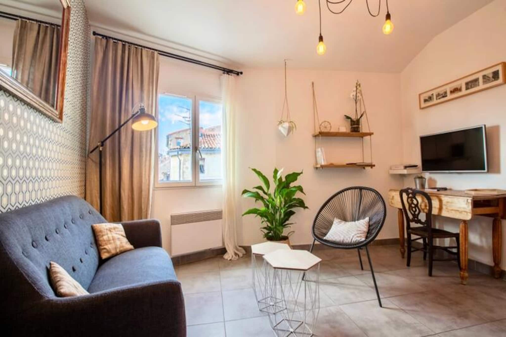 This charming apartment in the heart of Montpellier’s historic district offers a cozy, tranquil retreat for visitors. The apartment features a spacious bedroom with a high-end queen-size bed (160x200 cm) and a fully equipped kitchen, perfect for preparing meals with fresh ingredients from the nearby market. It is a pet-friendly space, allowing pets for an additional charge. With high-speed internet, HD TV with 200+ channels, and a variety of amenities including a fan, hairdryer, ironing kit, and safe, the apartment ensures a comfortable stay.

Located just steps from iconic landmarks, you’ll be immersed in the vibrant atmosphere of L’Ecusson. Explore charming pedestrian streets, cafes, and restaurants, and visit the nearby Halles Castellanes market, open daily. Attractions like Place de la Comיdie, the Fabre Museum, and the historic Opera are within a short walk, while the beaches of Palavas-les-Flots are just a 15-minute drive away.

The apartment offers a fully equipped kitchen with a dishwasher, washer-dryer, oven, microwave, and Nespresso coffee maker. The bathroom includes all essentials for your comfort, and with a 4th-floor location, guests can enjoy a beautiful view over Montpellier’s rooftops. Please note the apartment is accessible via stairs, offering a quiet, serene retreat in the city center.