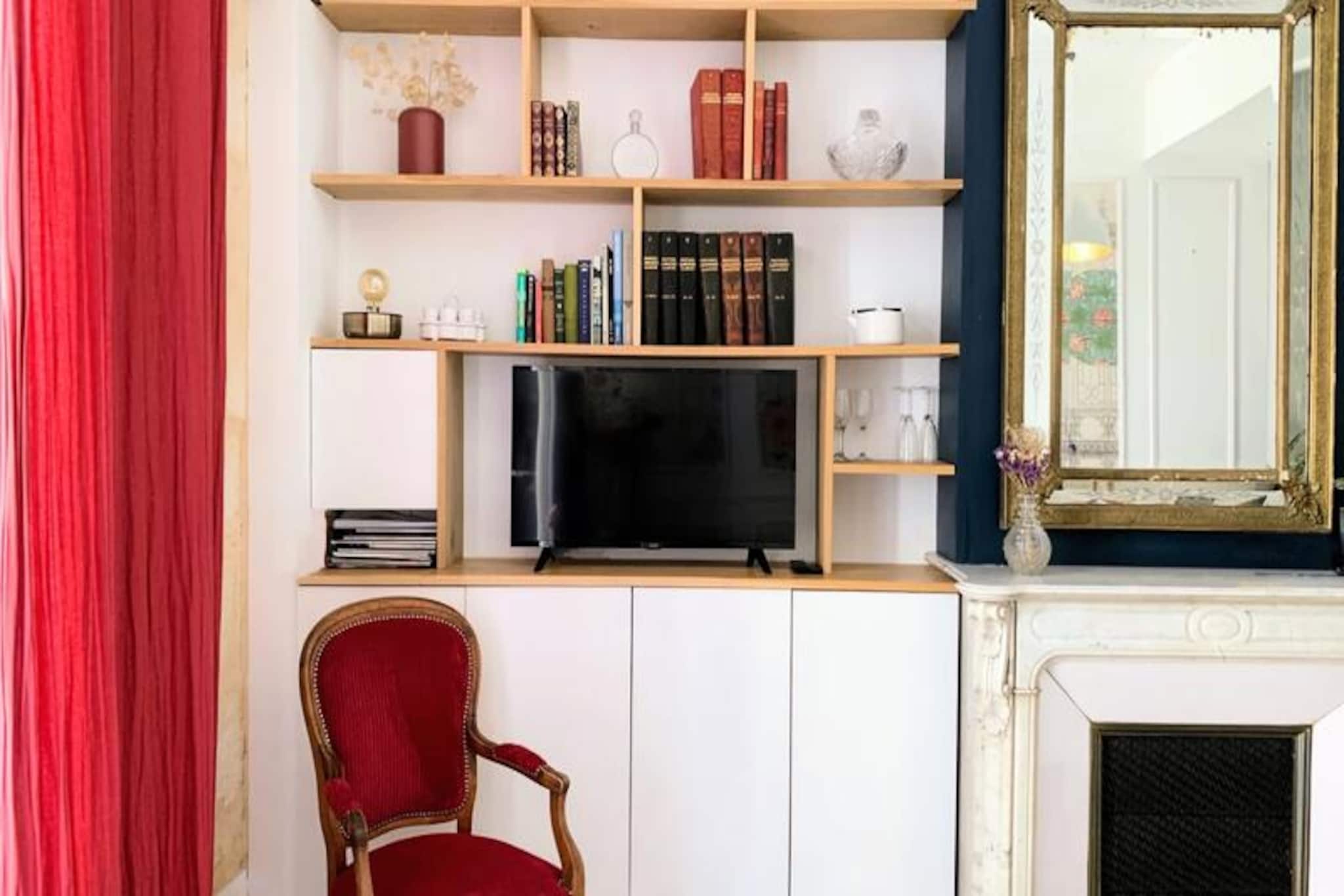 This cozy apartment is ideally located in the heart of Montpellier, offering a perfect blend of comfort and convenience. It features a spacious bedroom with a high-end queen-size double bed (160 x 200 cm), ensuring a restful night's sleep. The apartment is pet-friendly, so your furry companions are welcome. With modern amenities like ultra-high-speed Wi-Fi, a large HD TV with over 200 channels, and a hairdryer, this apartment provides all the essentials for a relaxing stay.

Just steps away, you'll find yourself immersed in the vibrant atmosphere of Montpellier. The famous Place de la Comédie is just 4 minutes on foot, while the historic, pedestrian-only area of L'Ecusson and the lively Halles Laissac market are only 2 minutes away. You'll also be within walking distance of Montpellier Saint-Roch station and several tram lines, making it easy to explore the city's restaurants, bars, art galleries, museums, and nearby beaches such as Palavas-les-Flots and La Grande Motte.

The apartment features a fully equipped kitchen, complete with a dishwasher, washer-dryer, oven, microwave, Nespresso coffee maker, and more, perfect for preparing meals from local ingredients found at the market below. Additional amenities include an ironing kit, a safe, and all necessary toiletries. Whether you're visiting for business or leisure, this apartment offers a peaceful retreat with everything you need to feel at home.