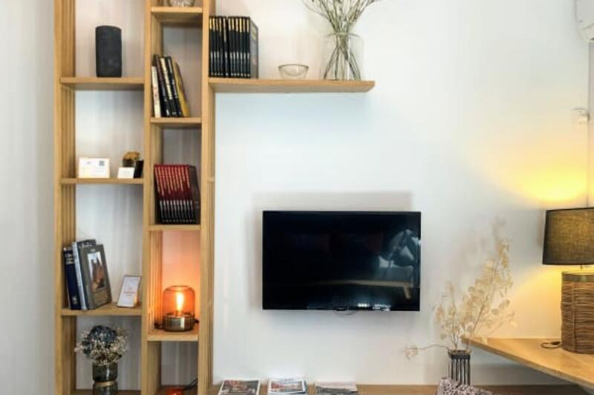 This chic and cozy apartment offers a peaceful retreat in the heart of the city. The property features a spacious bedroom with a high-end queen-size bed (160 x 200) for ultimate comfort. Thoughtfully decorated with a blend of charm and character, it creates a relaxing home-away-from-home atmosphere. Equipped with ultra-high-speed fiber-optic WiFi, a large HD TV with over 200 channels, a washer-dryer, and an ironing kit, the apartment ensures a seamless stay.

Located just 4 minutes on foot from the iconic Place de la Comédie and only 2 minutes from Montpellier Saint-Roch station, the apartment boasts an exceptional location. The bustling pedestrian streets of Montpellier's historic center, known as L’Écusson, are just steps away, along with a wide array of restaurants, bars, museums, and art galleries. For lovers of French gastronomy, the vibrant Halles Laissac market is only 30 seconds away. The beautiful beaches of Palavas-les-Flots and La Grande Motte are reachable in just 15 minutes by car, while Montpellier airport is 11 km away.

The fully equipped kitchen includes a dishwasher, microwave, Nespresso coffee maker, toaster, and refrigerator, making it easy to savor local delicacies from the nearby market. A modern bathroom and additional amenities such as a hairdryer and a safe add convenience to your stay. This bright and well-appointed apartment is the perfect base to explore Montpellier while enjoying comfort and relaxation.
