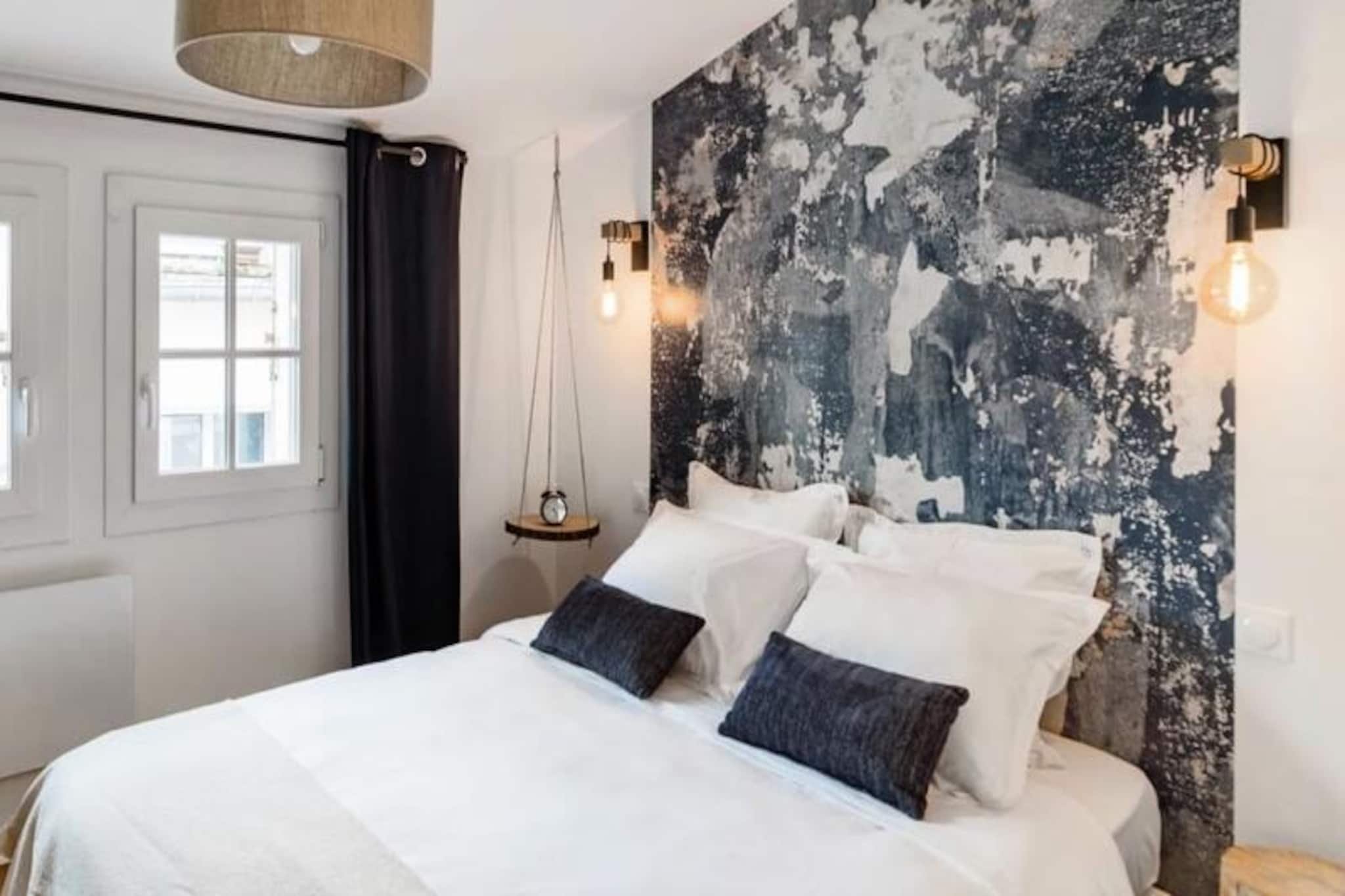 This cozy apartment in the heart of Montpellier's historic center offers a relaxing retreat for up to 2 guests. Located on the 3rd floor, it features a spacious bedroom with a queen-size high-end double bed (160x200). The apartment is air-conditioned and includes modern amenities like high-speed WiFi, HD TV with over 200 channels, a safe, a hairdryer, and an ironing kit. The apartment is pet-free and ideal for couples or solo travelers seeking comfort and convenience in the city.

The apartment is just minutes away from key attractions such as Place de la Comיdie, the Fabre Museum, and the bustling Halles Castellanes market. Stroll through pedestrian streets, enjoy coffee at a local cafי, or discover Montpellier's rich history through its medieval streets and hidden courtyards. You’ll find numerous boutiques, antique shops, and restaurants nearby, as well as easy access to cultural sites like the historic Opera and the Palais des Congrטs.

The fully equipped kitchen is perfect for preparing meals with local ingredients from the nearby market. It includes a dishwasher, washer-dryer, oven, microwave, Nespresso coffee maker, and more. The apartment also has a shower room and a bathroom with modern fixtures. Please note, the building is without an elevator, and the apartment is accessible via narrow stairs.