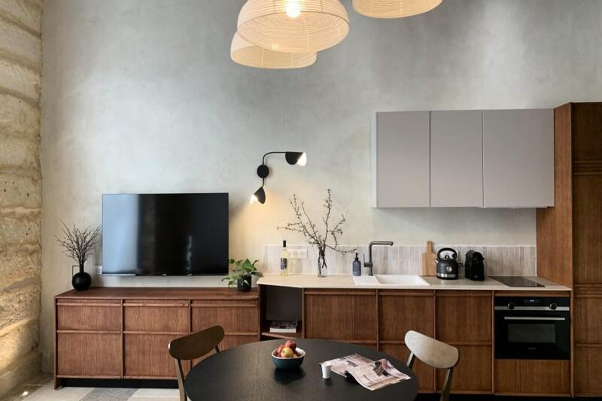 This fully equipped apartment offers a comfortable stay with a high-end queen-size double bed (160 x 200 cm) in a separate bedroom for restful sleep. The bathroom features a spacious Italian shower with built-in faucets for a relaxing experience. The apartment is non-smoking and pet-friendly, ensuring a welcoming space for all guests. 

Ideally located just 4 minutes from Place de la Comיdie and steps away from Montpellier's historic center (L’Ecusson), guests can enjoy the charm of local markets, including the daily open-air Halles Laissac. The area offers easy access to restaurants, bars, shops, museums, and art galleries. With the train station and tram lines only a few minutes' walk away, the apartment provides convenient access to the surrounding attractions and the beautiful Mediterranean beaches of Palavas-les-Flots and La Grande Motte, only 15 minutes by car.

The apartment boasts a fully equipped kitchen with a dishwasher, microwave, Nespresso coffee maker, and more. A washer-dryer, hairdryer, and ironing kit are provided for your convenience. Enjoy fast Wi-Fi with ultra-high-speed internet and a large HD TV with Netflix and Prime Video subscriptions included. For added comfort, the apartment features integrated air conditioning and can offer private parking for an additional fee.