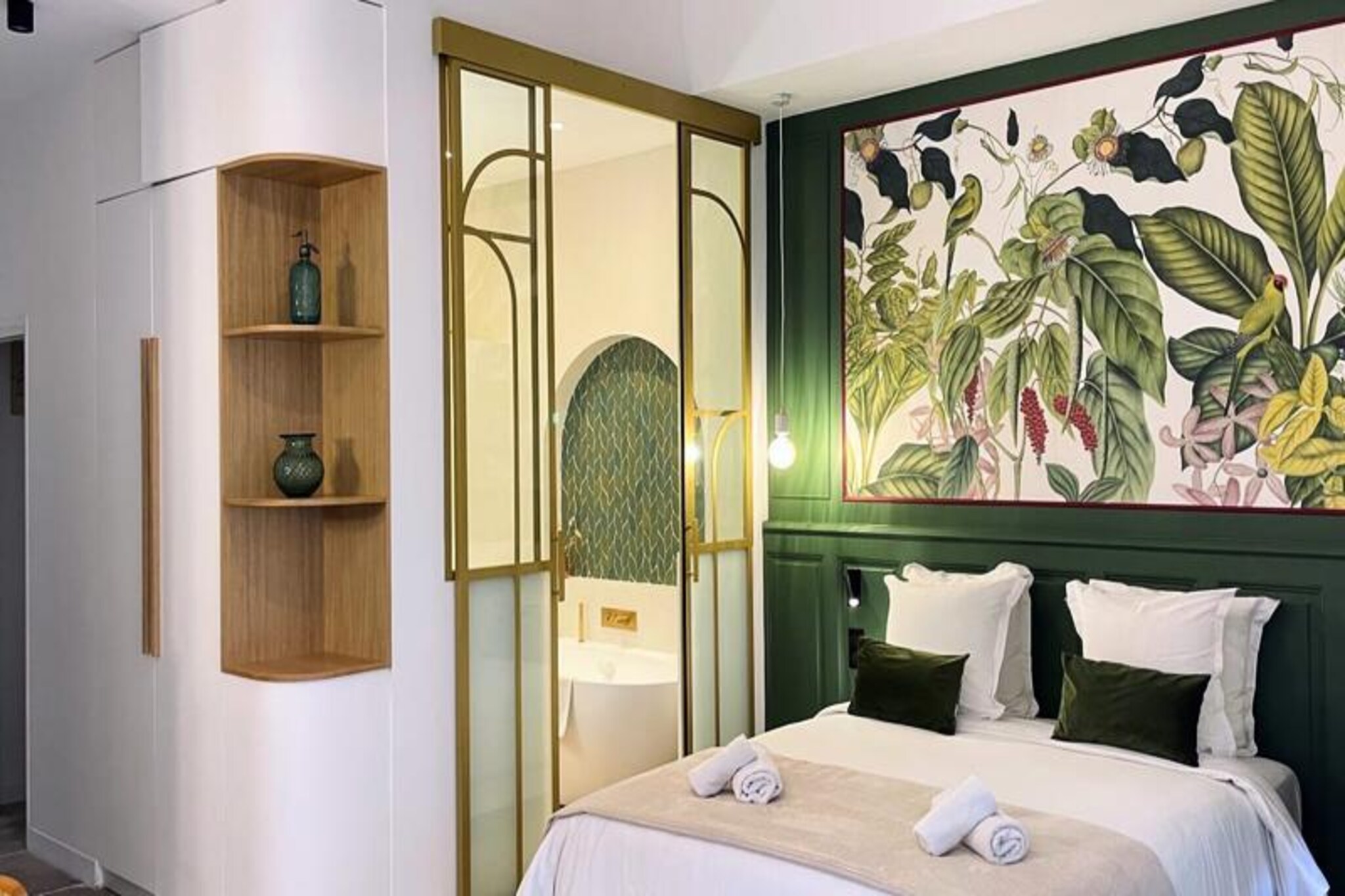 This charming apartment offers a luxurious and restful experience with its high-end queen-size bed (160 x 200 cm), perfect for peaceful nights. The property includes a beautifully designed bathroom with a semi-freestanding bathtub and a separate Italian shower with built-in taps, ideal for unwinding after a long day. Its elegant decor, exposed beams, and old materials add a romantic and chic ambiance. Central air conditioning ensures a cozy stay, while ultra-fast fiber-optic WiFi, a large HD TV with over 200 channels, and subscriptions to Netflix and Prime Video provide entertainment at your fingertips.

Located just 30 seconds on foot from the Halles Laissac market, the apartment offers a gateway to local gastronomy and vibrant culture. Within 4 minutes, you can reach Place de la Comédie, a bustling square filled with restaurants, bars, and shops. The historical pedestrian center of Montpellier, known as L’Écusson, is only steps away, along with museums, galleries, and the opera. Montpellier Saint-Roch station is just 2 minutes on foot, while the stunning beaches of Palavas-les-Flots and La Grande Motte are only a 15-minute drive away, offering an ideal blend of urban and coastal experiences.

The fully equipped kitchen lets you savor local culinary delights, featuring modern amenities such as a dishwasher, Nespresso coffee maker, and microwave. Additional conveniences include a washer-dryer, hairdryer, ironing kit, and a safe for peace of mind. Ground-floor access makes arriving with luggage a breeze, and the tranquil interior courtyard ensures a quiet and relaxing stay, despite being in the heart of the city.