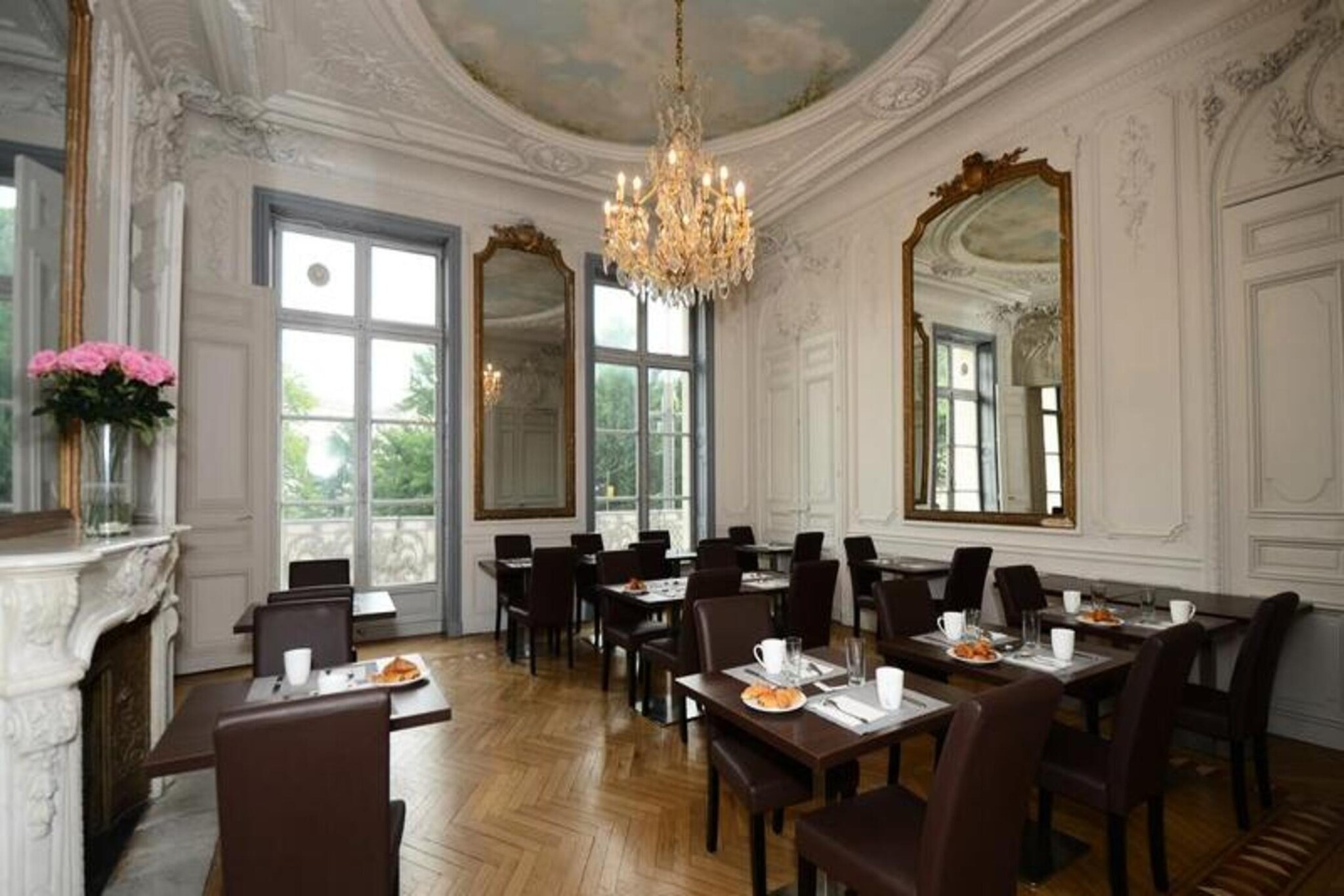 This modern aparthotel offers comfortable and fully equipped accommodations ideal for both short and long stays. Each unit features a living room with a convertible sofa, a bedroom with either a double bed or two singles, and a kitchenette for self-catering. The property is pet-friendly, allowing one pet per unit for a small additional fee. Free Wi-Fi is available, and amenities like TV with premium channels, bed linens, and towels are provided for a convenient stay. Guests can enjoy breakfast service to start their day.

Located just 300 meters from Montpellier’s historic city center, this aparthotel offers easy access to medieval streets, ancient mansions, and architectural gems. The nearby Lez River is perfect for relaxing strolls, while local cafes and markets showcase the city’s vibrant food scene. Just 10 km away, guests can explore the Mediterranean beaches and marinas or venture to the nearby Camargue for its wild landscapes.

Each unit has a well-equipped bathroom with a shower or bathtub and a separate WC. Additional services include end-of-stay cleaning, towel kits, and a baby kit upon request. With a range of thoughtful amenities, this aparthotel provides everything you need for a comfortable and flexible stay.