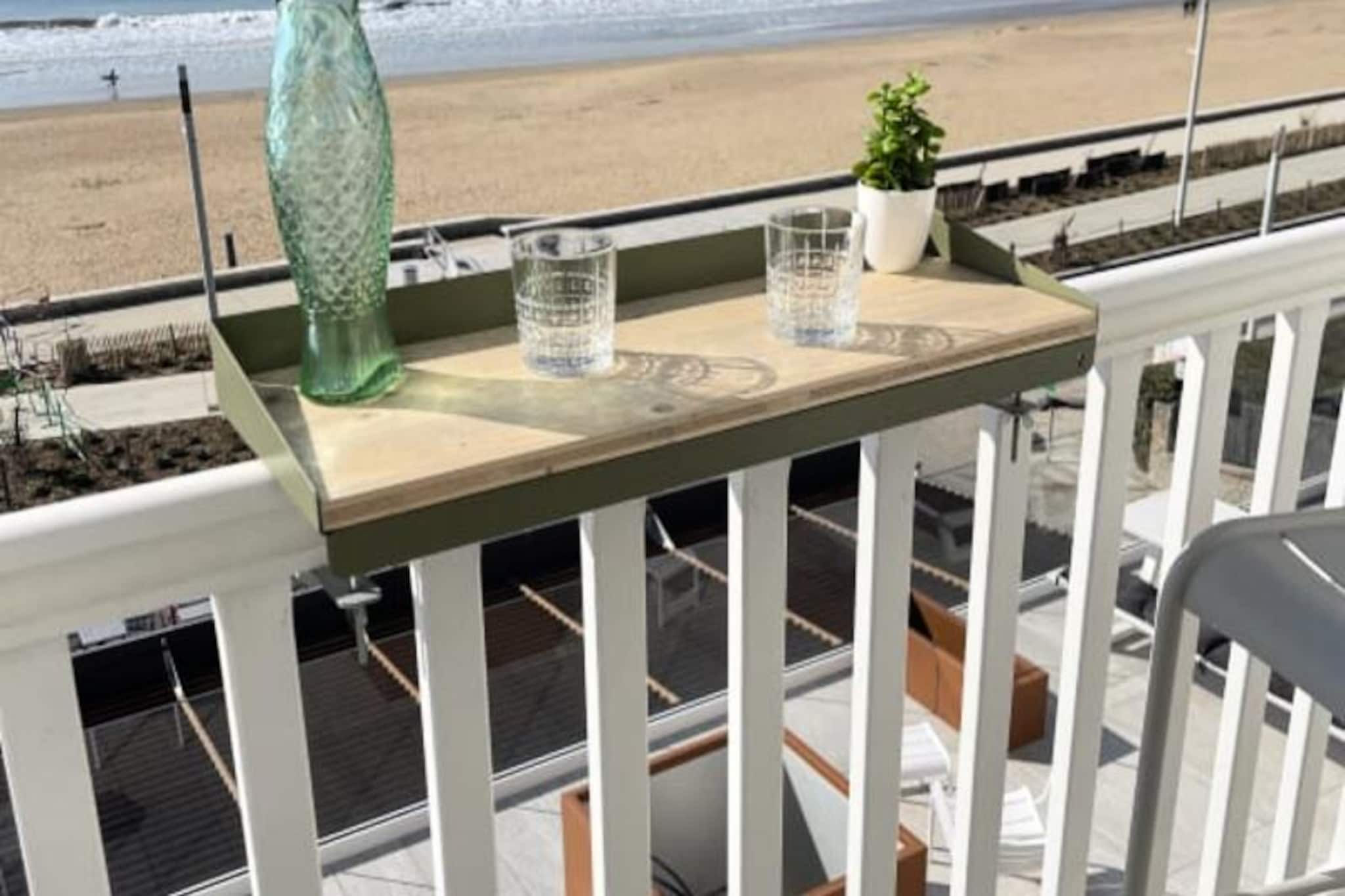 This T4 apartment offers hotel-like comfort with a spacious, air-conditioned interior and a beautiful sea view. Located on the second floor of a century-old building, it features three bedrooms, two with sea-facing balconies, and a master suite with a private bathroom. The apartment accommodates up to six people with comfortable bedding and quality linens. A washer-dryer and Wi-Fi are provided, and pets are welcome. Personal service is available to ensure a pleasant stay.

Situated in Pornichet, a lively family-friendly seaside resort, the apartment is close to attractions such as the beach, marina, and casino. The area also offers local cafes, shops, and vibrant neighborhoods. Explore nearby sites like the salt marshes of Guיrande, the Briטre Regional Park, and the shipbuilding city of Saint-Nazaire. The Gulf of Morbihan and Le Croisic are also easily accessible for day trips.

The apartment includes a fully equipped kitchen with a microwave, oven, dishwasher, fridge, and freezer. A modern bathroom, balconies with sea views, and additional services such as a spa-hammam, massage service, and parking (for an extra fee) make for a relaxing stay. Enjoy the perfect blend of old-world charm and modern convenience.