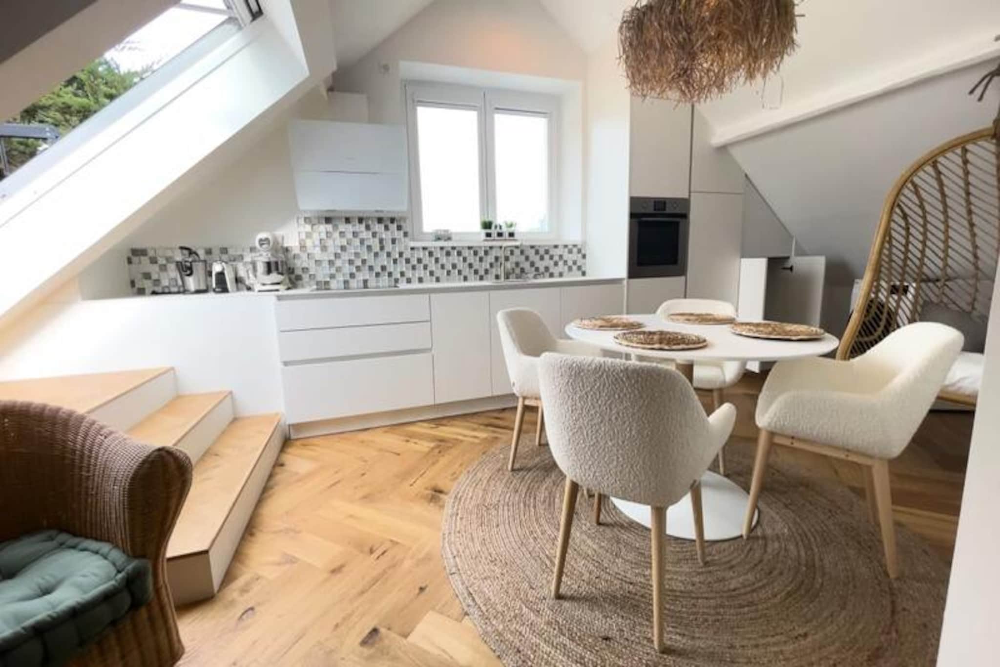 This spacious T2 apartment offers a luxurious stay with hotel-like services, ideal for couples or families. Located on the third floor of a century-old building, the apartment boasts a stunning sea view over La Baule Bay. It features a bedroom with a double bed, a private bathroom, and a separate toilet. The living room is equipped with additional beds to accommodate up to three guests. The apartment is air-conditioned, and high-quality linen is provided. Pets are not allowed, and the property is non-smoking.

Located in Pornichet, the apartment is near the lively La Baule beach, casino, marina, and "Le Bidule." Explore cafes, shops, and local markets, and enjoy excursions to Guérande, the salt marshes, Brière Regional Park, and Saint-Nazaire. The Gulf of Morbihan and other coastal destinations are a short drive away.

The apartment comes with a fully equipped kitchen featuring an oven, microwave, dishwasher, fridge, and freezer. A washer-dryer is also available for your convenience. For additional comfort, you can enjoy the skylight balcony with spectacular views, a perfect spot to relax. Optional services such as parking, spa access, and massages are available for an extra fee, ensuring a perfect stay tailored to your needs. WiFi is provided throughout the apartment for added convenience.


