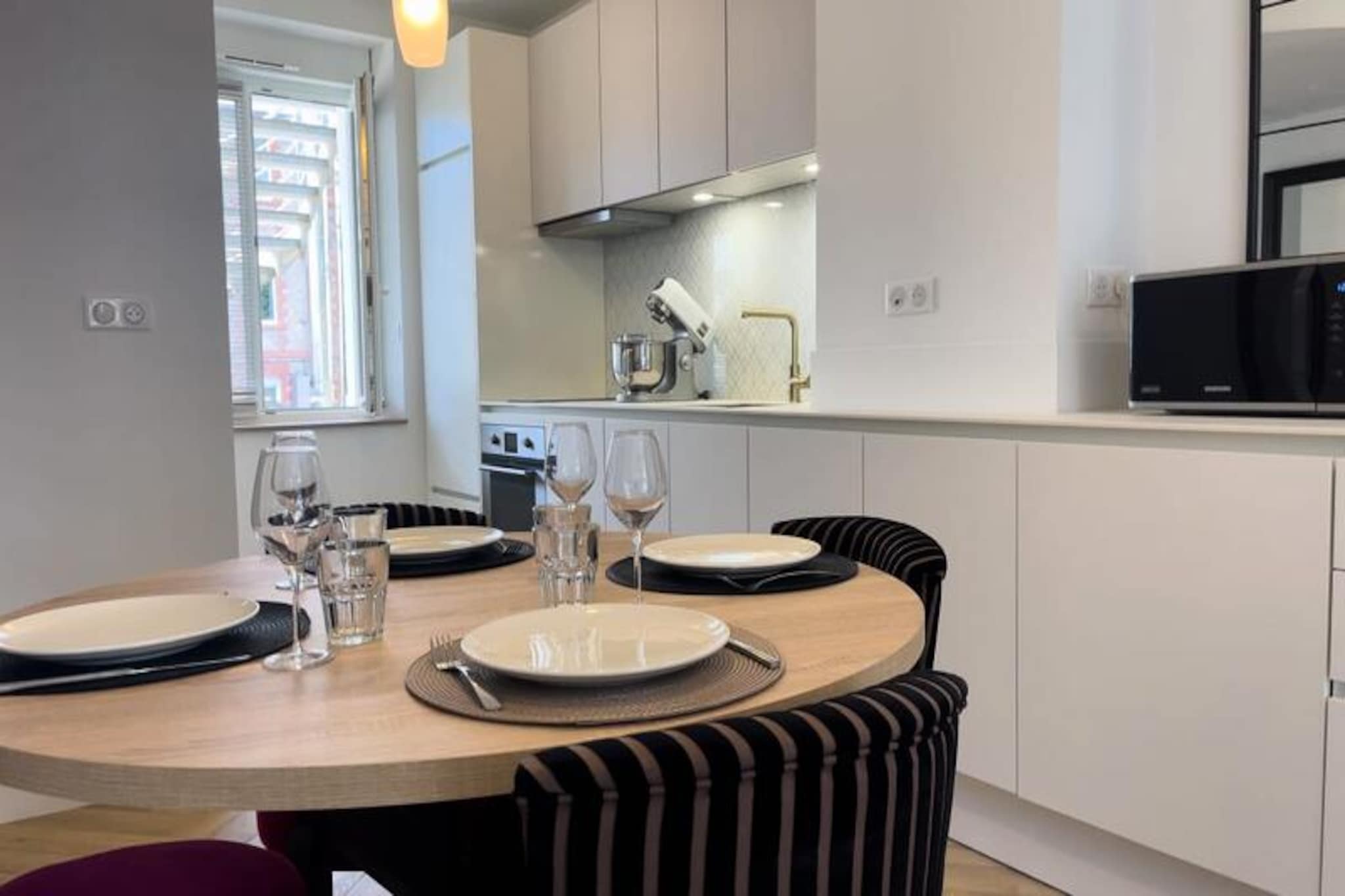 This T3 apartment, located in a century-old building, offers hotel services for a comfortable stay. It features two bedrooms with views of the pines and seaside villas, a bathroom with a shower and private toilet, and a living room with a convertible sofa for two additional guests. The apartment is air-conditioned, with Wi-Fi, quality linen, and a washer-dryer. A private exterior terrace adds to the charm. Pets are not allowed.

The apartment is ideally located in Pornichet, a vibrant seaside resort. Guests can easily access the beach, cafes, restaurants, and shops. Explore nearby attractions like the casino, marina, and lively neighborhoods. The area is rich in history, with Guיrande, salt marshes, Briטre regional park, and Saint-Nazaire, known for shipbuilding. The Gulf of Morbihan is also just a short drive away.

The apartment includes a fully equipped kitchen with an oven, microwave, dishwasher, fridge, and freezer, catering for up to 5 people. Additional services available for a fee include parking, access to a spa-hammam, and massage services. The shared terrace offers scenic views of the beach and pine trees, providing a perfect spot to relax.