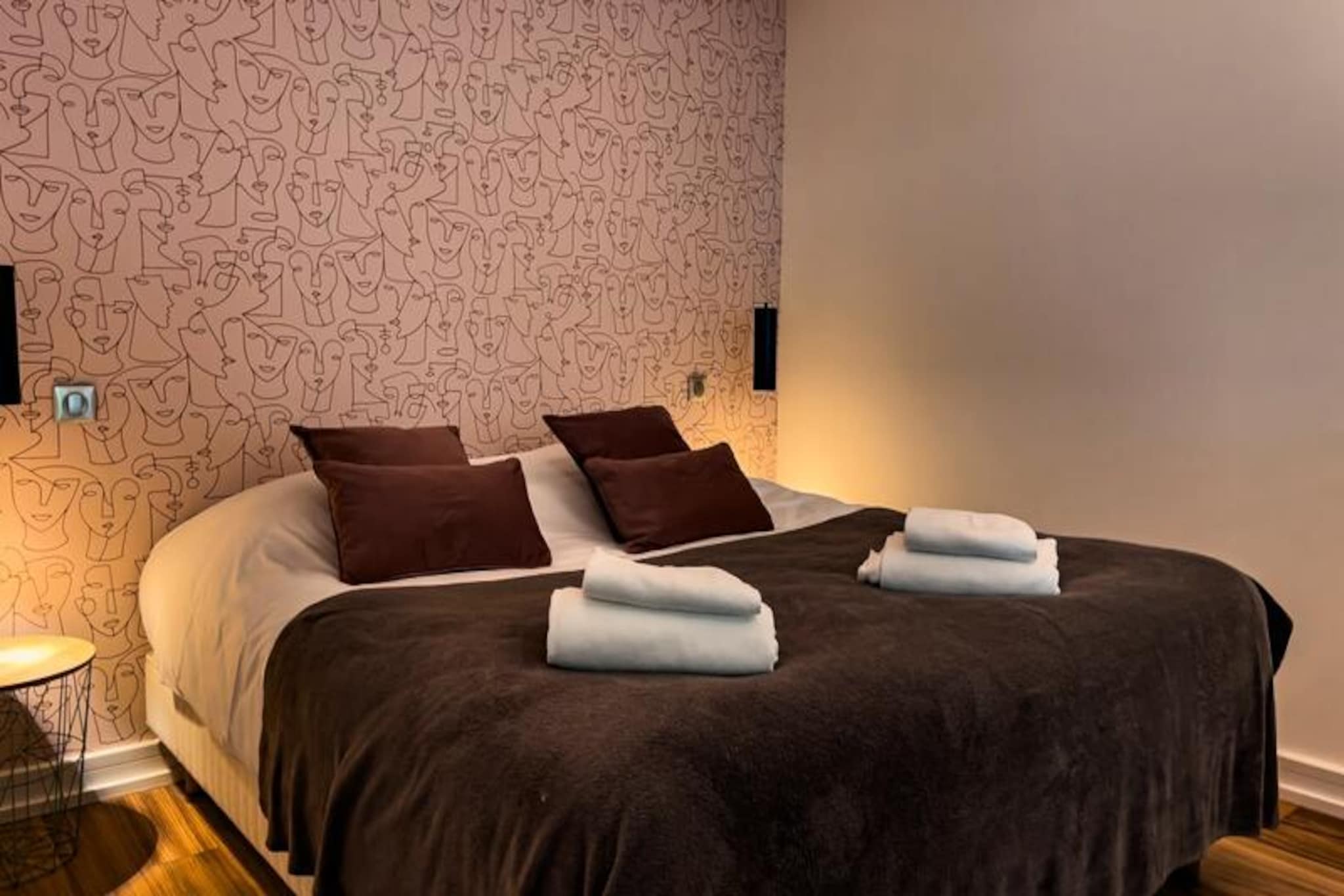 This high-standard T1 apartment offers a comfortable stay with hotel-like services. Located on the first floor of a historic building, it features a bedroom and a living room with a convertible sofa, accommodating up to four guests. Quality linens are provided. While pet-friendliness isn't mentioned, it's best to confirm with the host. The property prides itself on personal welcome and attentiveness throughout your stay.

Situated in Pornichet, a dynamic family seaside resort sharing a beach with La Baule, this holiday home is ideally located. Pornichet is known for its lively beach scene, casino, marina, and local attractions like "Le Bidule." The surrounding region offers rich heritage and opportunities for exploration, including Guérande's salt marshes, the Brière regional park, Saint Nazaire's shipbuilding activities, Le Croisic's fishing ports, and the Gulf of Morbihan, just a short distance away.

The apartment is fully equipped with a kitchen including an oven, microwave, dishwasher, fridge, and freezer, along with cooking and serving equipment for four. A washer-dryer is also provided. All rooms are air-conditioned, and Wi-Fi is available throughout. Access is via an external staircase. Optional extras include parking, access to a spa-hammam area, and massage services (subject to availability and booking). No deposit is required.