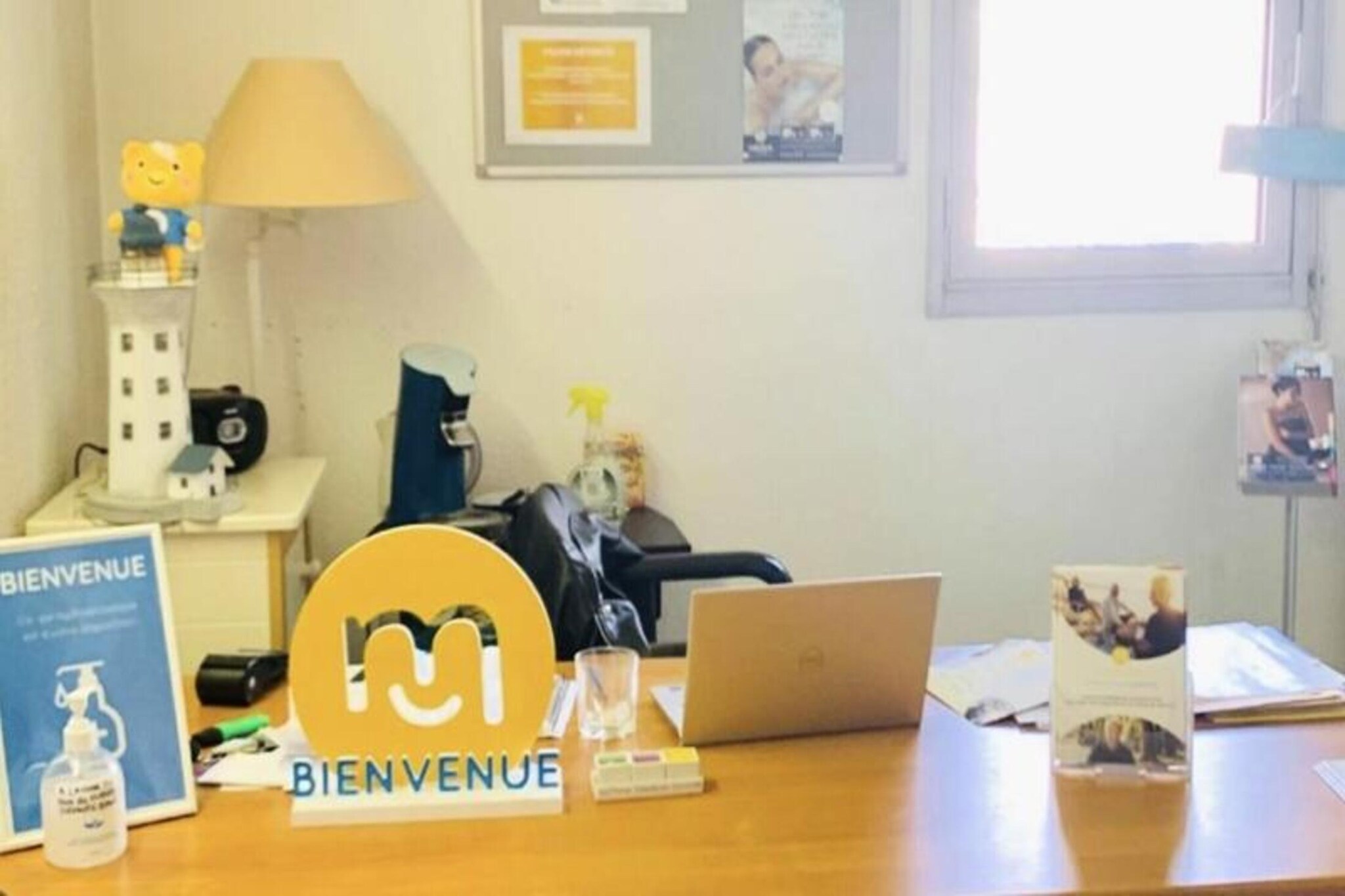 This beachfront apartment at Les Océanes residence is perfect for a relaxing vacation in Pornichet. Just steps away from the beach and with direct access to the Thalassotherapy center (discounted rates available), this convenient location allows you to explore all the area has to offer. The residence features an elevator and bicycle storage for added comfort.

The apartment itself is ideal for families or groups of up to 6 guests. It features a living room with sleeping arrangements for 2, a cabin area with 3 bunk beds, a well-equipped kitchen, a bathroom, a separate toilet, and a west-facing balcony with stunning sea views. 

While some amenities like Wi-Fi, pets, baby kit, bed linen, towels, and cleaning are available for an additional cost, the apartment offers everything you need for a comfortable stay, including a kitchen and essential appliances.  

**Key things to note:**

* Beachfront location with direct Thalassotherapy center access.
* Sleeps up to 6 guests.
* Balcony with sea views.
* Some amenities require extra fees.
* Perfect for families or groups.