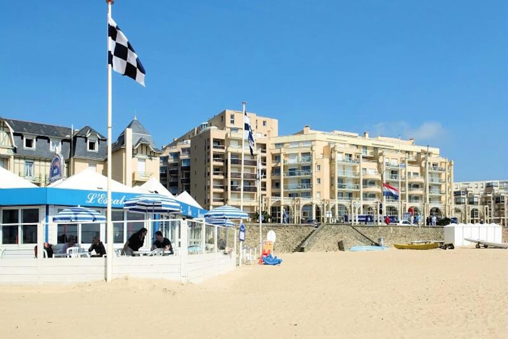 This cozy vacation apartment is just 20 meters from the beach, offering easy access to the water. It features a living room with a convertible sofa bed for two and a cabin area with a low single bed and two high single beds, accommodating up to five people. The apartment is pet-friendly, allowing your pets to join your getaway. It also includes a bathroom with a bathtub-shower, a separate toilet, and a balcony to enjoy the view. The residence is equipped with an elevator for easy access to the second floor.

The location is perfect for beach lovers and outdoor enthusiasts. The Thalassotherapy center is nearby, offering wellness treatments, and there are various activities available, including a casino, tennis club, and golf courses. Shops and restaurants are just 600 meters away, providing a range of dining and shopping options.

Inside, the apartment includes a fully equipped kitchen and a dining area with seating for five. Additional services such as bed linen and towels are available for a fee, and Wi-Fi is also provided (with a supplement). Guests can enjoy covered parking, and wellness facilities, including a sauna and hot tubs, are available for an extra charge.