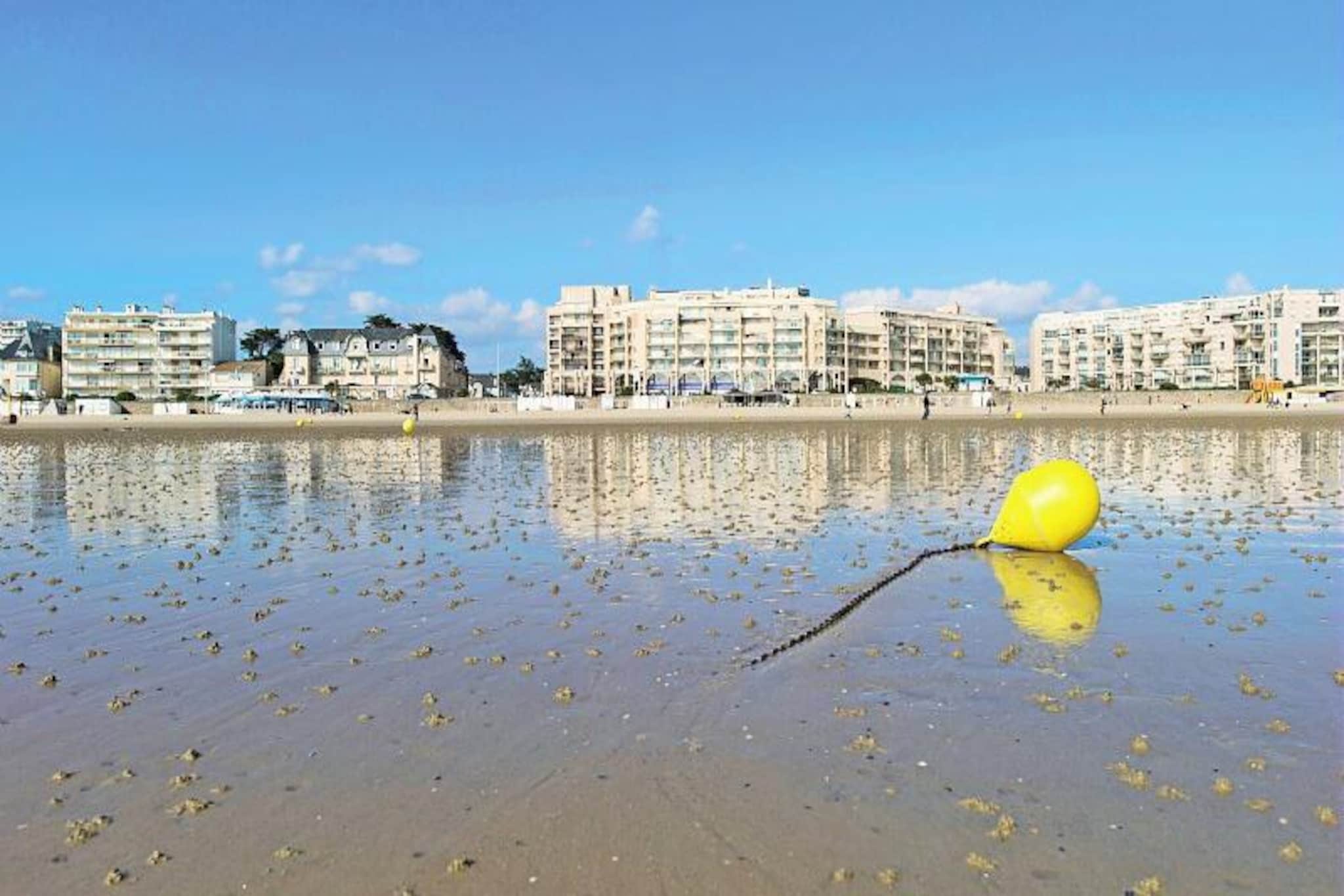 This well-equipped apartment is ideal for families or small groups, offering comfortable accommodations for up to 6 people. It features a living room with a sofa bed and trundle bed, a separate bedroom with a double bed, and a cabin area with bunk beds. The apartment is pet-friendly (subject to an additional fee), and services such as WiFi, bed linen, and towels are available for an extra charge. End-of-stay cleaning is mandatory and can be paid upon arrival.

Perfectly located just 20 meters from the beach, this apartment provides direct access to the water. The Thalassotherapy center and local shops are only 600 meters away, allowing guests to enjoy various wellness treatments and retail options. In addition to the beach, nearby activities include water sports, golf, tennis, and visiting the casino. The residence also offers preferential rates at the Thalassotherapy center for treatments and access to the Marin spa.

Inside, the apartment features a semi-open kitchen equipped with all the essentials. The bathroom includes a bathtub, and there is a separate toilet for added convenience. A balcony offers a lovely outdoor space to relax. Additional amenities include bicycle storage, elevator access, and the possibility of covered parking, subject to availability.