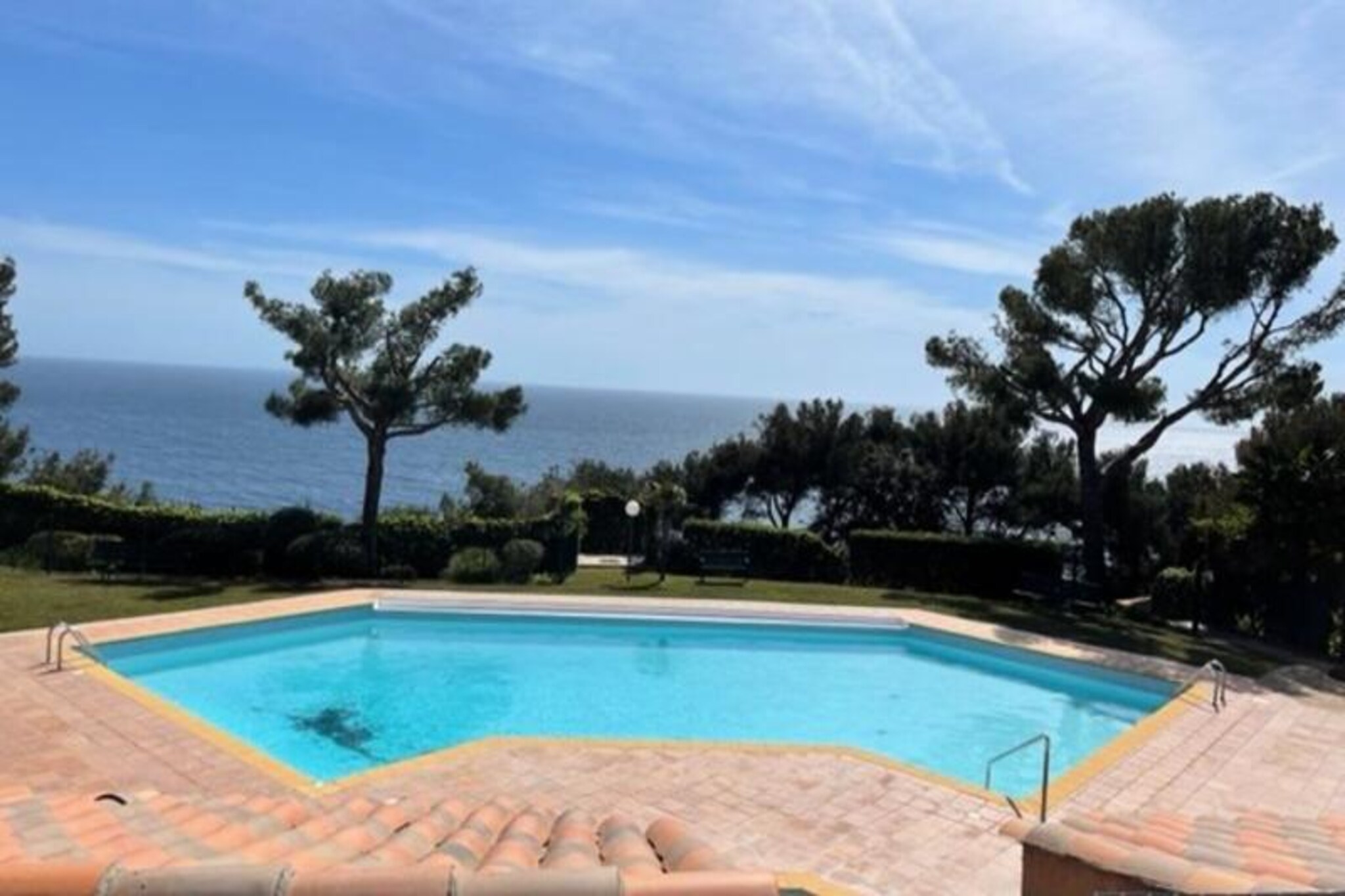 This completely renovated, 65m² duplex apartment, located on the Saint-Mandrier peninsula, offers stunning sea views and access to excellent on-site amenities. The apartment features two bedrooms with 140cm double beds and a cabin bedroom with two 90cm beds, comfortably accommodating up to six guests. It is a non-smoking property and does not allow pets. A 15m² garden and a sea-view balcony provide pleasant outdoor spaces. Private parking is available within the secure residence. Arrivals in July and August are from Sunday to Sunday.
The residence offers free access to two sea-facing swimming pools, three tennis courts, a bowling alley, a children's play area, ping-pong tables, and beach access. This location is perfect for enjoying a seaside vacation with various recreational opportunities.
The duplex apartment includes a large living room opening onto a fully equipped open kitchen, a laundry room, and a WC on the ground floor. Upstairs, there are two bathrooms and separate toilets in addition to the bedrooms and balcony. Amenities include a TV, washing machine, dishwasher, oven, microwave, induction hob, extractor hood, refrigerator with freezer, two coffee makers (Senseo and filter), kettle, toaster, and plancha. Garden furniture, a manual awning, an ironing board and iron, a drying rack, and a vacuum cleaner are also provided. Linen, towels, and end-of-stay cleaning are not included but can be added for an extra charge.
