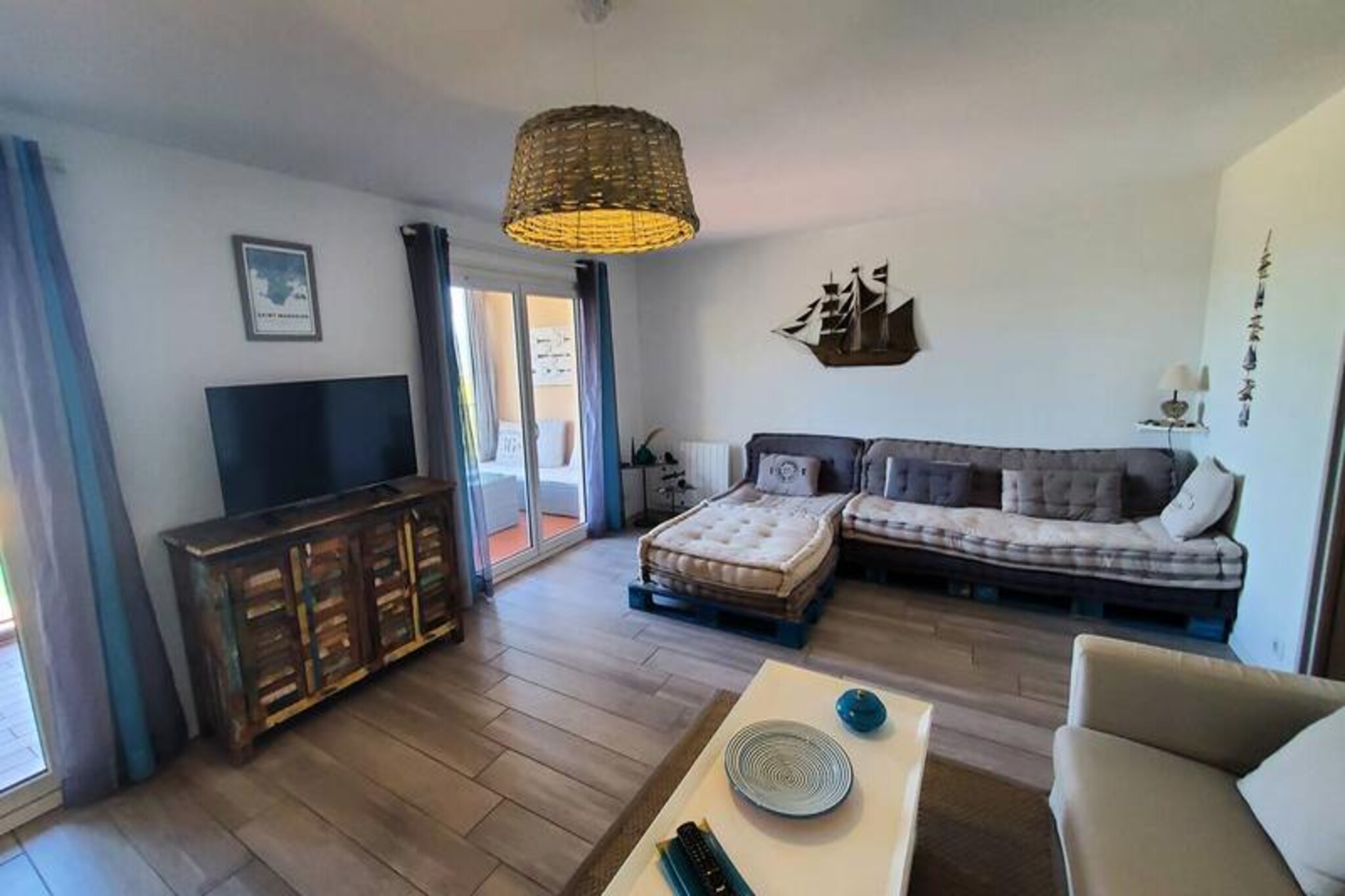 This charming holiday home offers a comfortable stay for up to 6 guests, featuring 3 bedrooms. The first bedroom has 2 bunk beds (for children over 6 years old), the second and third bedrooms both have double beds (140 cm). The apartment is non-smoking and offers private parking. Guests can also enjoy two swimming pools, facing the sea, and a variety of outdoor activities like tennis and table tennis.
Located on the St Mandrier/Mer peninsula, this residence boasts exceptional views of the Mediterranean. Just 900 meters from Ste Asile beach, guests can enjoy the nearby shops and a variety of water activities. The property’s location is ideal for relaxation and exploration, with the charming Cap Soleil cove and other attractions close by.
The apartment is well-equipped for a self-catering stay, featuring a fully functional kitchen with a hob, microwave, mini-oven, dishwasher, refrigerator with freezer compartment, and coffee makers (filter and Nespresso). It also includes a washing machine, TV, fans, and garden furniture with deck chairs. The apartment has a bathroom, a shower room with an en suite WC in one of the bedrooms, and a separate WC for added convenience.