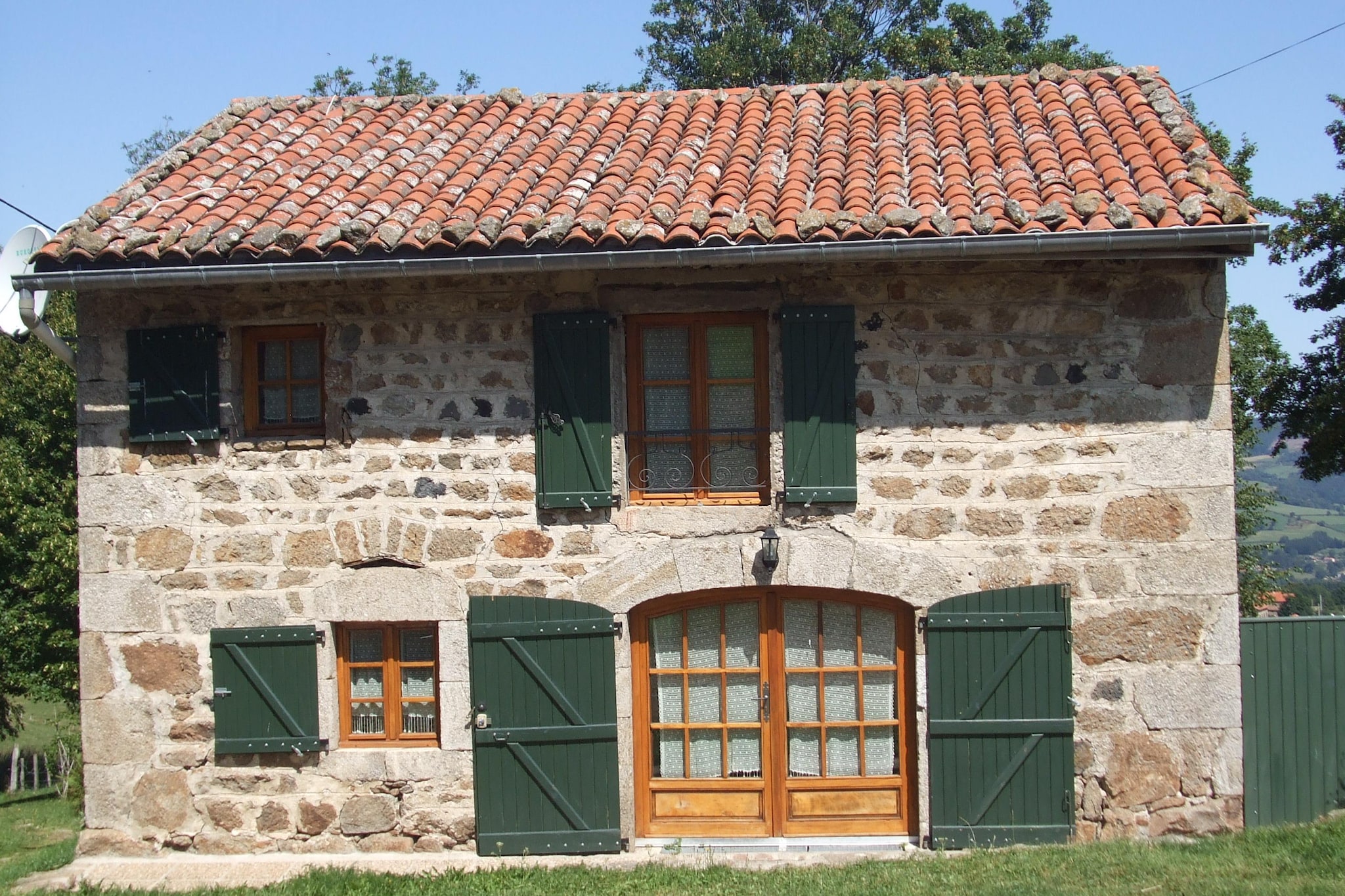 Ground floor: (Living room(stove(wood), seating area), open kitchen(oven, microwave, washing machine), bathroom(shower, washbasin), toilet)\n\nOn the 1st floor: (bedroom(double bed(140 x 190 cm)), bedroom(double bed(140 x 190 cm)), bedroom(single bed(120 x 170 cm)))\n\nstove, microwave, shower, heating(electric, wood), terrace(private), garden(private), garden furniture, BBQ, play equipment, children\'s bed