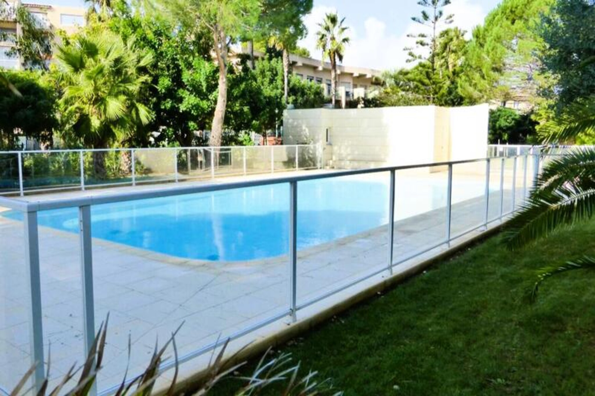 This modern, air-conditioned apartment offers a peaceful retreat by the sea, accommodating up to 4 guests. It features a double bedroom with a 160x200 cm bed, complete with a sea-view balcony. The living room includes a convertible sofa, a television area, and opens to a furnished terrace with stunning sea views. The apartment is non-smoking and does not accept pets, ensuring a quiet and comfortable stay for all guests.
Located on the port of Hyères, just steps away from the beaches (300 m) and shops (200 m), this apartment places you in a prime location to explore the area. The pier to the Golden Islands is only 300 meters away, offering easy access to boat rides and island tours. A variety of activities such as diving, windsurfing, kite surfing, and paddle boarding are available nearby, as well as hiking and cycling opportunities along the coastal path.
The apartment boasts a fully equipped kitchen with modern appliances including an electric oven, induction hob, microwave, and Nespresso coffee maker, making meal preparation a breeze. The bathroom includes a washing machine, and there is a separate toilet for added convenience. A garage is also available for guests’ use within the secure residence, which features a swimming pool for relaxation.