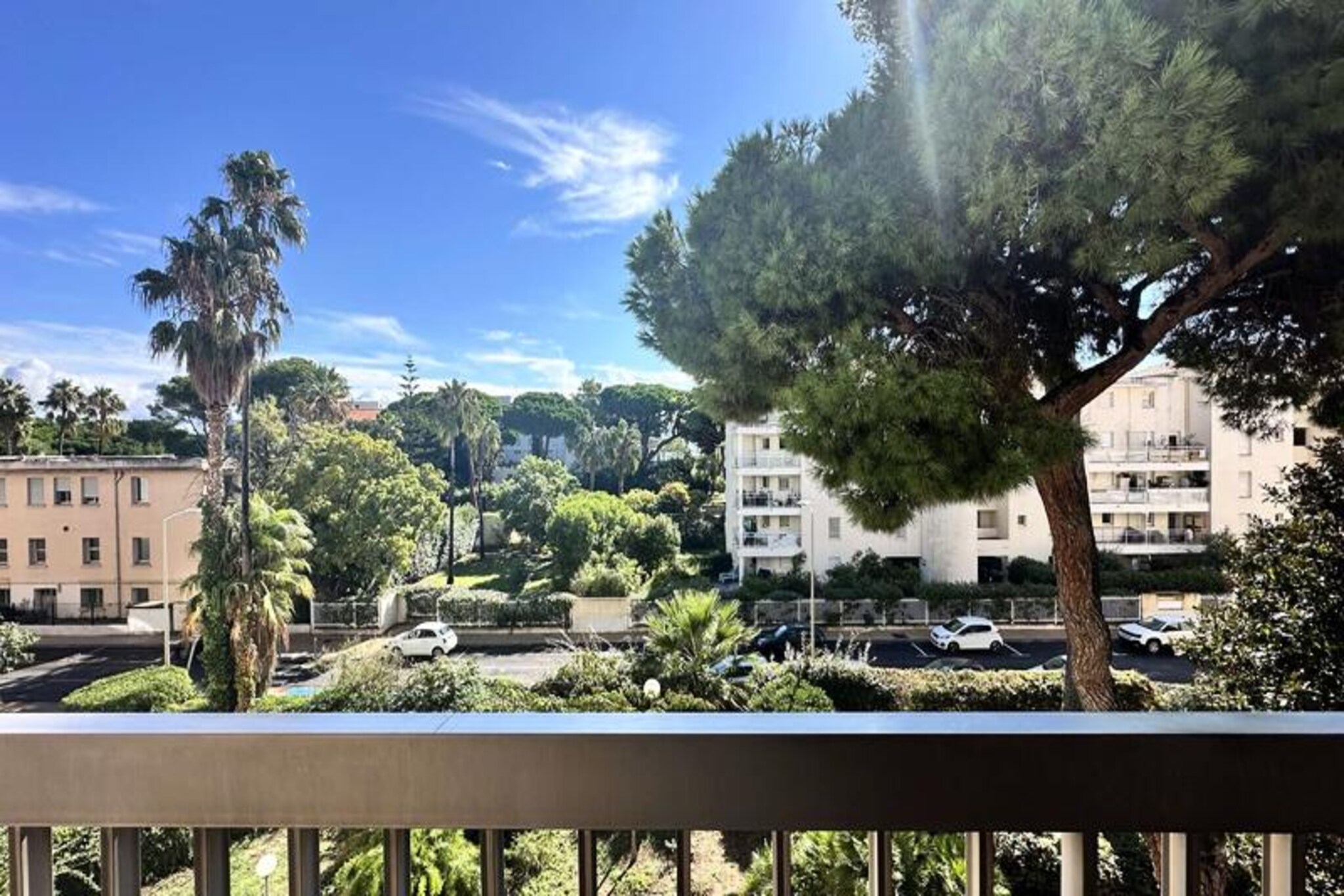 This 54m² apartment, located on the 3rd floor of a secure residence, accommodates up to 6 people. It features two bedrooms, one with a double bed and the other with two twin beds, both with terrace access. The living/dining room includes a convertible sofa, television, and air conditioning. The apartment is non-smoking and does not allow pets. Additional amenities include fans, washing machine, dishwasher, and coffee makers. A garage is available for guests, with a security deposit and tourist tax payable on-site.

Ideally situated on the port of Hyטres, the apartment is close to shops, restaurants, and beaches. The ־les d'Or pier and the Giens peninsula are nearby, offering scenic views and easy access to boat trips. The area offers various outdoor activities, including mountain biking, hiking, diving, and water sports like kite surfing, paddleboarding, and parasailing. Families will enjoy the nearby amusement park, zoo, and karting.

The fully equipped kitchen includes a ceramic hob, oven, microwave, refrigerator, and more. The apartment features a shower room and separate toilet. The terrace, accessible from both bedrooms and the living room, is furnished for relaxation. Guests can enjoy the communal swimming pool within the residence’s wooded park.