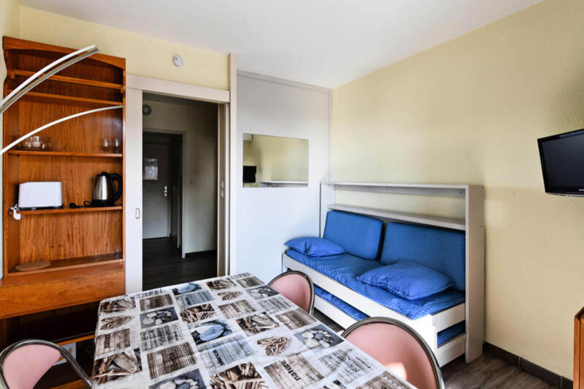 This duplex apartment, located 300m from the beach, comfortably accommodates up to six guests. It features a living room with a convertible sofa bed (sleeps two), a mezzanine with a double bed, and a bedroom with bunk beds. Pets are allowed for an additional fee. The apartment boasts two terraces, a 20m² solarium, and a reserved covered parking space.
Situated in Hyères-Les-Palmiers, this apartment is ideally located for exploring the Mediterranean coast. It's 150m from the marina, shops, and the Hippodrome, and offers views of the Golden Islands (Porquerolles, Port-Cros, and Le Levant). The location is popular with cyclists and boaters and is close to a children's park.
The apartment includes a kitchen area open to the living room, equipped with essential amenities. There is one bathroom with a bathtub and WC. Bed linen and bathroom linen are available for an additional charge, as is end-of-stay cleaning (mandatory, paid upon check-in). Babysitting services are also available for an extra fee, subject to availability. A TV is provided.