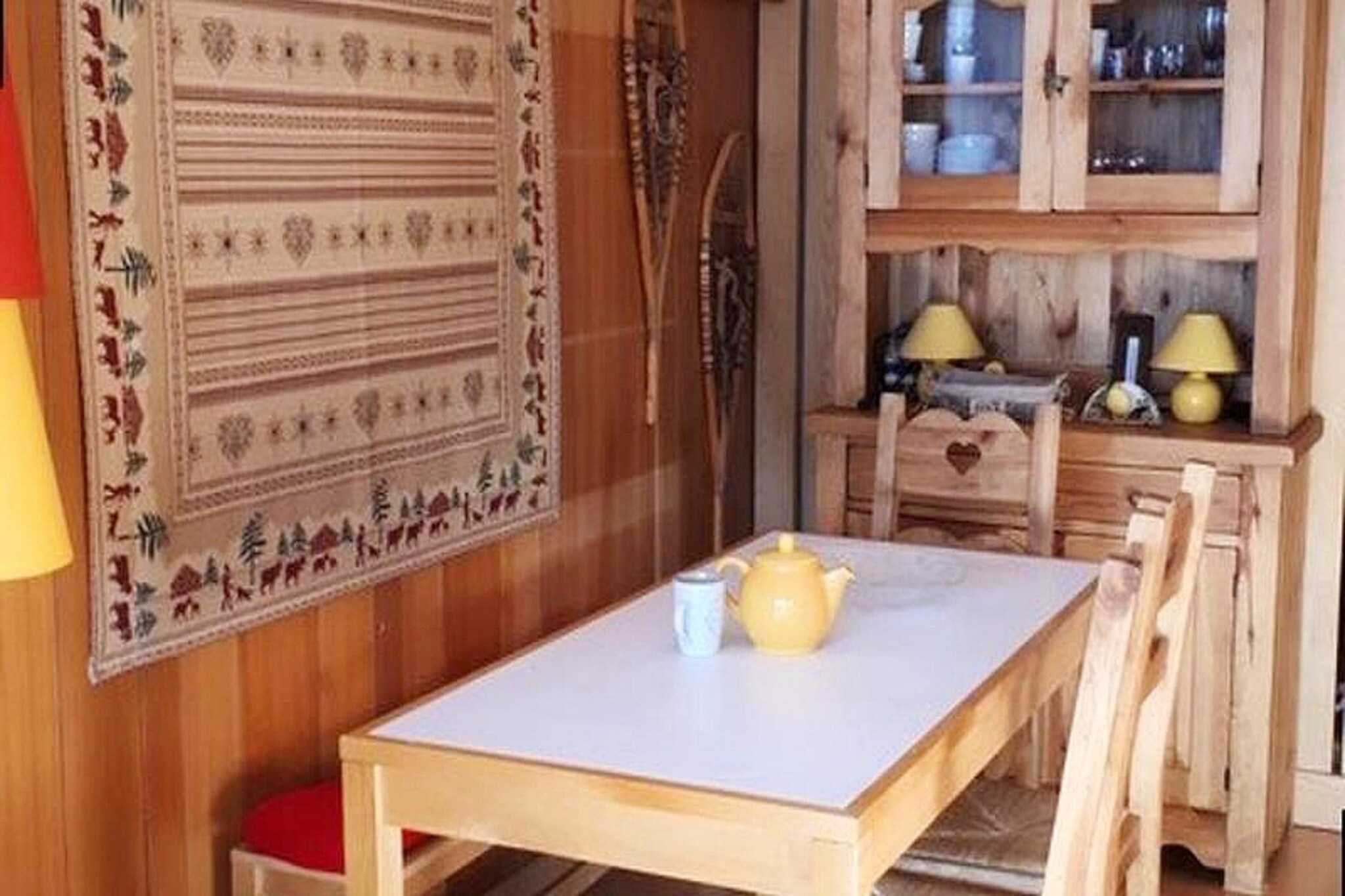 
This duplex apartment is ideal for 6-7 people and offers cozy accommodation with two bathrooms and separate toilets, one per floor. The ground floor features a spacious, bright living room with a dining area, a sofa (with a pull-out for one person), and an additional sofa bed that can transform into a bedroom via a sliding partition. The mezzanine floor has a double bed and a separate bedroom with two single beds, making it suitable for larger groups or families. The apartment is not pet-friendly, ensuring a quiet and comfortable environment for all guests.

Located in the "Hameau" area on the south slope of the resort, the apartment is just 15 minutes on foot from the resort center. During the winter, guests can easily access the resort center via a funicular, shuttle, or ski path. The ski slopes are 150 meters away, allowing quick access to the ski area. This location also provides spectacular mountain views and is surrounded by the natural beauty of the Mercantour National Park.

The apartment includes a fully equipped kitchenette with modern amenities such as an oven, dishwasher, electric hob, fridge, and microwave. The bathroom and separate toilet are located on the ground floor, and another bathroom with a WC is on the mezzanine floor. A large balcony offers a wonderful south/southwest-facing view of the mountains, perfect for outdoor relaxation.
