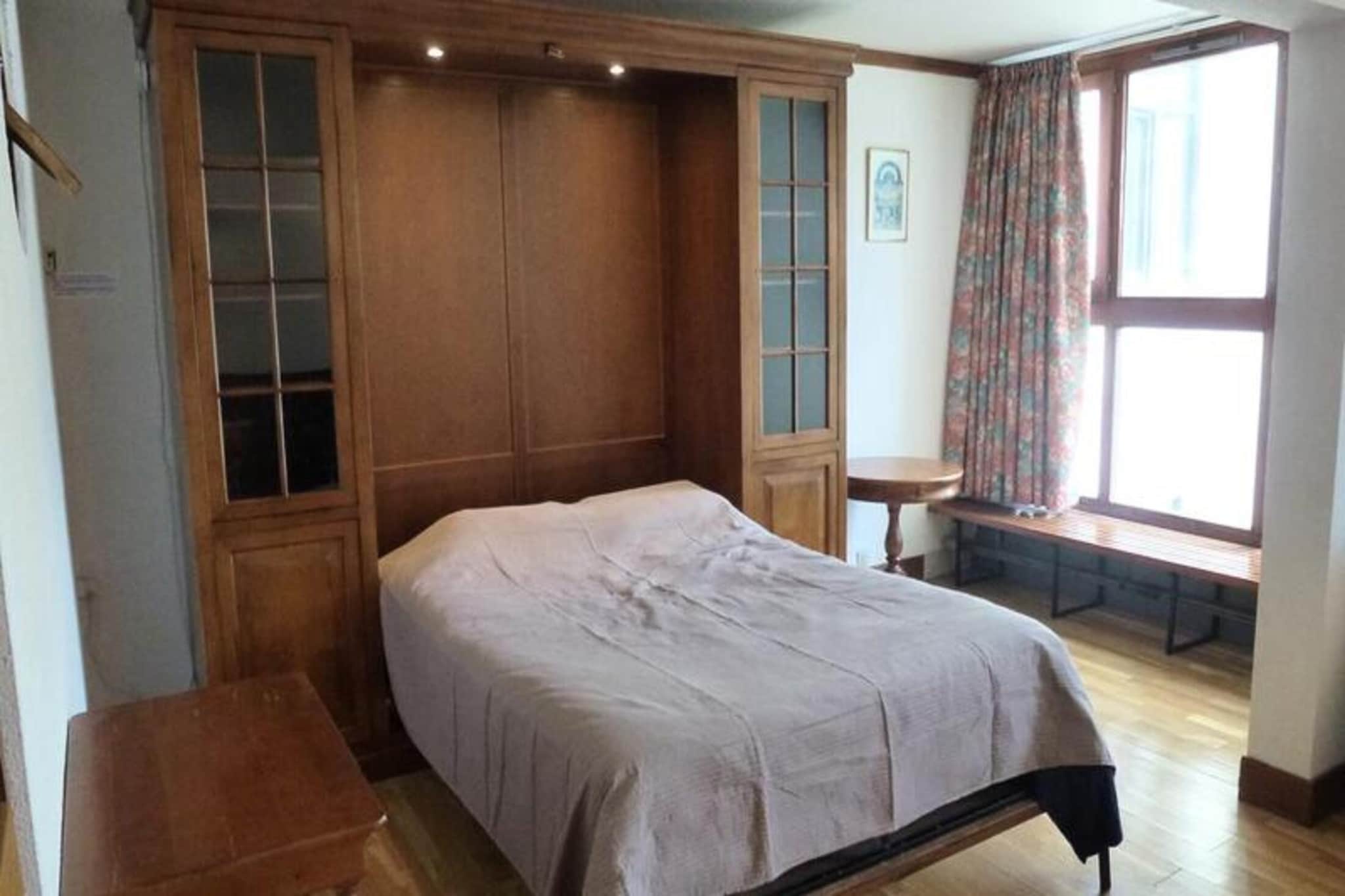 This cozy 2-room apartment is situated in a prime location at the heart of the resort, within the “Front de Neige” complex. Perfect for a comfortable stay, the apartment offers Wi-Fi and is ideal for couples or small families. With its welcoming atmosphere, guests will enjoy a restful retreat at the foot of the slopes. The apartment is non-smoking and ensures a relaxing ambiance, while the inclusion of sheets and towels during winter rentals (5 days or more) adds to the convenience.

Nestled in the vibrant center of the resort, this property is steps away from the slopes and above a shopping mall, making it easy to explore nearby shops, restaurants, and cafes. Outdoor enthusiasts will appreciate the range of sports activities available year-round. During winter, enjoy direct access to world-class skiing, while summer brings opportunities for hiking and exploring the Mercantour National Park. The property’s proximity to Nice International Airport (just 1.5 hours away) adds to its appeal.

The apartment features a well-equipped kitchen, perfect for preparing meals after a day of adventure, and a functional washroom. The warm, inviting living area ensures a comfortable stay, making it a perfect base for discovering the natural beauty and charm of the Alpes d’Azur. Departure cleaning is optional, giving guests flexibility for their stay.