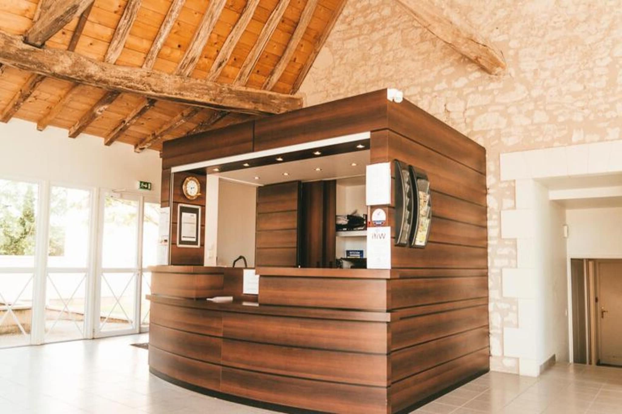 Located in the Vienne department, this apartment hotel benefits from a prime location in the heart of the Connetable thermal complex. The apartments feature a living room with a double bed. Pets are allowed for €5/day. A heated outdoor swimming pool is available seasonally (May 8th to September 29th, 2024, weather permitting).

The apartment hotel is ideally situated for accessing the city's thermal baths, spa, golf course, and casino, all within walking distance. The old town of La Roche-Posay is just 500 meters away, offering charming streets to explore. The location is perfect for spa treatments, weekends, vacations, or longer stays.

Each apartment includes a living room with a double bed, an equipped kitchenette, a bathroom, and a WC. Bed linen and bathroom linen are included (renewal available for an extra charge). Wi-Fi is available for a fee (€3.50/1-2 days, €10/3-6 days, €20/7+ days; free at reception). A baby bed can be provided for €10. End-of-stay cleaning is available for an additional charge depending on the apartment size. Free exterior parking is available, subject to availability. A €305 deposit and tourist tax (payable on-site) are required. A television is included.