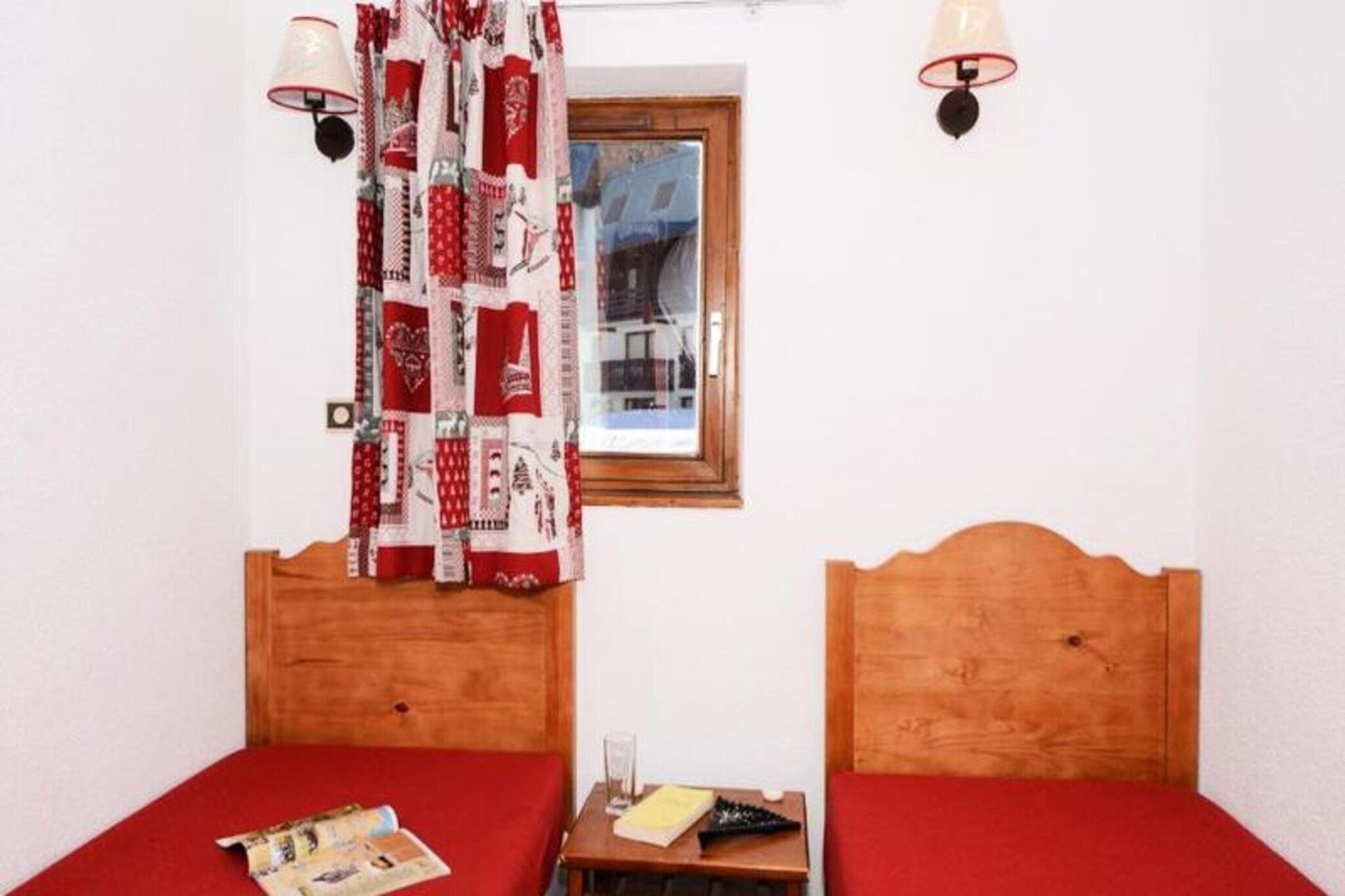 This spacious apartment, located in the heart of Les 2 Alpes, offers a comfortable and relaxing stay for up to 6 people. The apartment features a living room with a pull-out sofa bed, a well-equipped kitchen, and two bedrooms—one with a double bed and the other with two single beds. Additionally, there is a cabin with two single bunk beds, ideal for families. The apartment includes a bathroom, a shower room, and a separate toilet. Pets are welcome, making it an ideal choice for pet owners.

Nestled in a beautiful natural setting at the gates of the Parc des Ecrins, this property is just steps away from shops, restaurants, and the lively center of Les 2 Alpes. Guests can explore the surrounding mountains, enjoy various outdoor activities, or relax in the vibrant resort area. The location is perfect for those who enjoy both adventure and relaxation, with easy access to local attractions and amenities.

For a truly relaxing stay, the apartment includes access to a heated indoor swimming pool, sauna, and fitness room. The residence also offers a relaxation area to unwind after a day of exploring. With a fully equipped kitchen, including all necessary appliances, and a comfortable living space, this apartment ensures all the convenience needed for a pleasant stay.