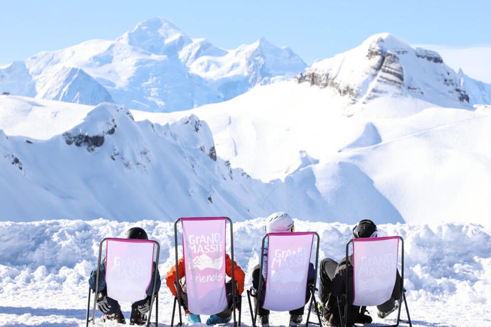 This cozy apartment in a residence located at the foot of the ski slopes can accommodate up to 6 guests. It features a double bunk bed in the sleeping area (suitable for adults or children over 6 years old) and a bedroom with a double bed. The living room includes a comfortable leather sofa and a TV for relaxation. The bathroom is equipped with a bathtub, and there is a separate toilet for convenience. Please note that pets are not allowed, and the property is non-smoking. Bedding, including mattress pads, duvets, and pillows, is provided for all beds, ensuring a comfortable stay.

The apartment in Morillon 1100 offers direct access to the ski slopes and beginners' area. Ideal for ski enthusiasts, it’s surrounded by skiing, snowboarding, and hiking opportunities, along with cafes and local markets. Guests can relax on the east-facing balcony and enjoy serene mountain views after a day on the slopes.
For your convenience, the apartment features a fully equipped kitchen with a refrigerator, ceramic hobs, a dishwasher, microwave, coffee maker, kettle, toaster, and more. You'll find everything you need to prepare meals, including a raclette grill, pancake grill, and fondue maker. The apartment also includes a vacuum cleaner and a clothes dryer for added convenience. A private ski locker is available on the ground floor of the residence to securely store your ski equipment.



