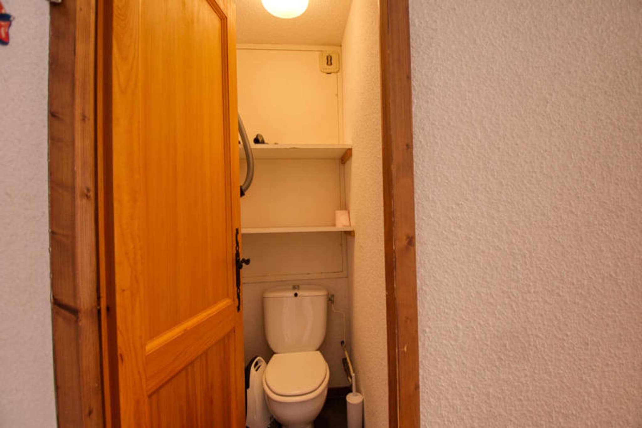 
This cozy apartment, ideally located at the foot of the slopes in Morillon 1100, can accommodate up to 6 guests. It offers a mountain corner with a bunk bed (not suitable for children under 6 years old), a separate bedroom with a double bed, and a sofa bed in the living room. The apartment features comfortable furnishings and is perfect for a family or group. Please note that pets are not allowed, and the apartment is non-smoking. A ski locker is provided to store your equipment, and a parking space is available (subject to availability).

The apartment is just steps away from the ski slopes and near the ski school offices, offering quick access to the gondola. You can enjoy skiing, snowboarding, and other winter sports right from your doorstep. The surrounding area also has local cafes and shops, perfect for a post-ski drink or to pick up any essentials. The scenic beauty of the area, combined with the convenience of the location, makes it an ideal base for your mountain getaway.

Inside, the apartment is equipped with a fully functional kitchen, including a top refrigerator, microwave, hotplates, washing machine, dishwasher, and other essential kitchenware. The bathroom and toilet are separate for convenience, and the west-facing balcony offers a view of the ski slopes and gondola.