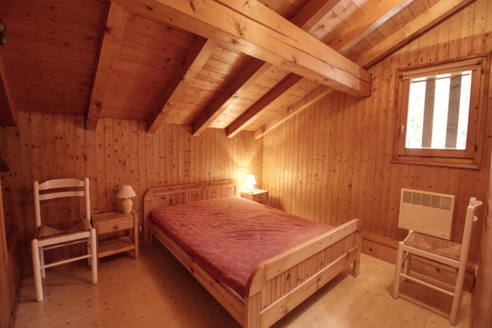 This 50m² semi-detached chalet in Morillon Village offers a warm and cozy space for up to 5 people, with the possibility of accommodating 7. The ground floor features a comfortable living room with a sofa bed, a shower room, and a west-facing terrace that provides stunning panoramic mountain views. Upstairs, you’ll find two bedrooms—one with a 140 cm bed and the other with three 90 cm beds—ensuring a restful stay. The chalet is pet-free, smoke-free, and includes a parking space for your convenience.

The chalet is ideally located just a 5-minute walk (400 meters) from the shops and cable car, offering easy access to both the village and surrounding activities. The leisure center, including the blue lake (50 meters away) and cross-country skiing facilities, is within close reach. Whether you’re into winter sports, hiking, or simply enjoying the natural beauty, the region offers a wealth of outdoor options for every type of traveler.

The chalet is fully equipped for a comfortable stay, including a kitchen with a 4-burner stove, oven, microwave, dishwasher, and coffee maker. The two shower rooms (one on each floor) provide additional convenience and privacy. Other amenities include a vacuum cleaner, mattress pads, blankets, and pillows, ensuring a relaxing and enjoyable vacation in this charming mountain setting.