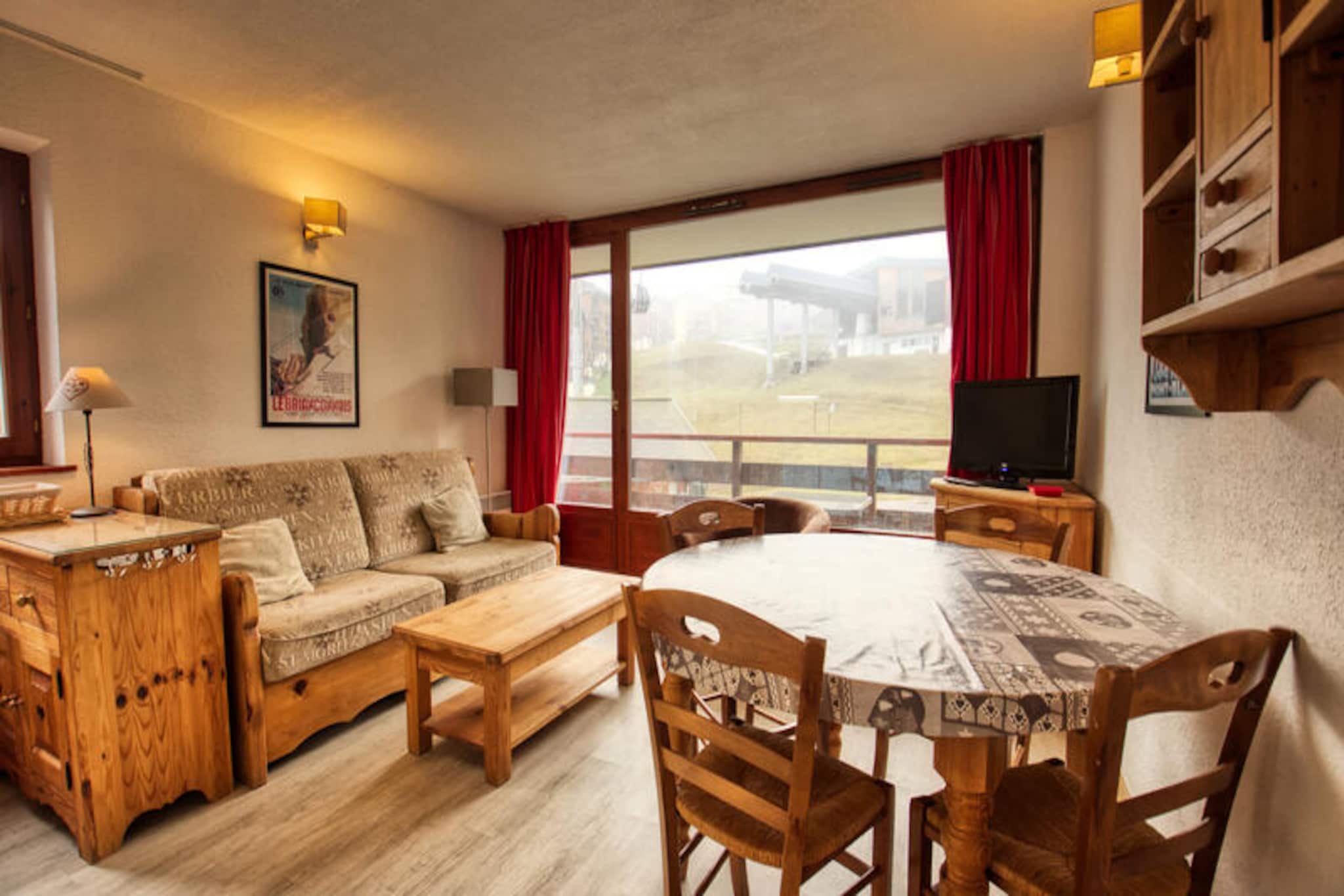 This charming 36 m² apartment, located at the foot of the slopes in Morillon 1100, offers a perfect retreat for families or small groups. The apartment includes two bedrooms: one with a 140x190 cm double bed and the other with a bunk bed (note that the high bed is not suitable for children under 6). The living room features an "express bed" sofa for extra guests. Enjoy the bright southern exposure with stunning views of the slopes from the balcony, furnished with a small table and two chairs. Pets are not allowed, and the property is non-smoking. A ski locker is available for your convenience, and bedding is provided, including mattress pads, duvets, and pillows.

Located in the heart of Morillon 1100, the apartment offers direct access to the slopes, perfect for winter sports lovers. Shops, cafes, and restaurants are within walking distance, providing all essentials for a relaxing stay. The vibrant village features local markets and regional specialties, while the surrounding mountains offer hiking trails in summer.

The apartment includes a fully equipped kitchen with a refrigerator, dishwasher, microwave, kettle, coffee maker, and raclette grill, plus all necessary utensils. The bathroom has a bathtub, and there is a separate toilet. For convenience, the apartment also provides a vacuum cleaner and drying rack, with heating for added comfort. Please note, there is no internet access, and a deposit is required for booking.


