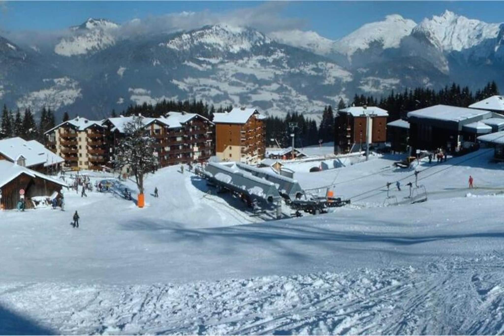 This charming apartment, located in a prime position at the foot of the slopes, offers a cozy stay for up to 6 people. The property includes two bedrooms—one with a double bed and the other with a bunk bed—as well as a pull-out sofa in the living room for additional sleeping space. Bedding, including mattress pads, pillows, and duvets, is provided. Please note that the property is non-smoking and not pet-friendly, ensuring a clean and peaceful environment for all guests.
Nestled in the heart of Morillon 1100, this apartment offers stunning views of the slopes, making it the perfect location for winter sports enthusiasts. The resort's lively atmosphere and close proximity to the slopes make it an ideal destination for both skiers and snowboarders. Local cafes and markets are just a short distance away, providing easy access to dining options and essentials.
The apartment features a well-equipped kitchen with a mini-oven, electric hobs, a refrigerator, microwave, dishwasher, and more. A bathroom with a bathtub and separate toilet adds to the convenience. Guests can relax in the bright living room or enjoy the south-facing balcony with a small table and chairs, perfect for taking in the mountain air.