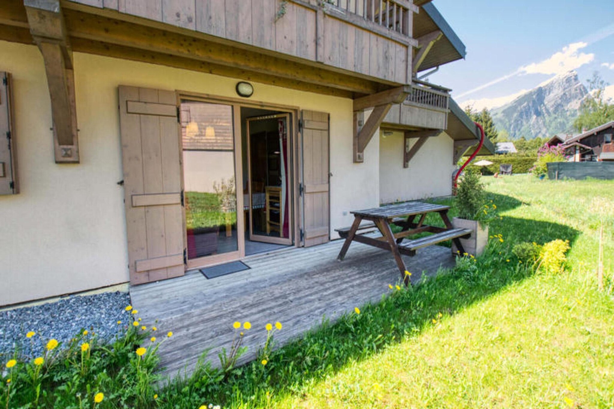 This charming 45.35 m² apartment is located on the ground floor and comfortably accommodates up to 4 guests. It features two bedrooms: one with a double bed (160x190 cm) and the other with two single beds (80x190 cm). The apartment is non-smoking and does not allow pets. Bedding, including mattress pads, pillows, and duvets, is provided for all beds, ensuring a restful stay. The accommodation is equipped with a clothes dryer and a vacuum cleaner, adding to your convenience.
The apartment is ideally situated just a 5-minute walk from the village of Morillon, offering easy access to local cafes, restaurants, and shops. The gondola, which serves as a gateway to the Grand Massif ski area, is just 10 minutes away on foot, making it an excellent base for ski enthusiasts. The surrounding area is perfect for exploring, with the Giffre plain offering scenic views and outdoor activities year-round.
The apartment features a fully equipped kitchen with a refrigerator, ceramic hob, dishwasher, washing machine, oven, microwave, and a Krups coffee maker, providing all the amenities needed for self-catering. The modern shower room and toilet complete the accommodation. A north-facing terrace with garden furniture is available for guests to relax outdoors after a day of adventure. Additionally, a covered parking space is provided in the basement for added convenience.