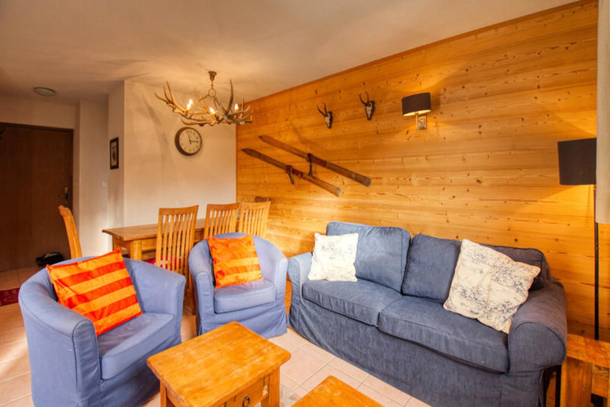 This spacious duplex apartment in Morillon 1100 is perfect for family or friends, offering comfortable accommodations for up to 8 people. It features three bedrooms, each with en-suite bathrooms (bathtub and toilet), and a convertible sofa in the living room for extra guests. The apartment is equipped with bedding, including mattress pads, pillows, and duvets. Amenities include Wi-Fi, a television for entertainment, and covered parking (space No. 1, subject to availability). The property is non-smoking and does not allow pets.
Ideally located at the foot of the slopes, the residence offers ski-in/ski-out access, making it perfect for skiing enthusiasts. The area is close to shops, cafes, and restaurants, providing everything you need for a relaxing and enjoyable stay. Explore local attractions or unwind in one of the charming nearby cafes. The beautiful surroundings also offer a chance to enjoy outdoor activities and scenic views.
The apartment features a fully equipped kitchen with a refrigerator, dishwasher, ceramic hobs, oven, microwave, coffee maker, and electric kettle, allowing you to prepare delicious meals. The spacious living area opens up to a south-facing balcony with garden furniture, ideal for relaxation after a day on the slopes.