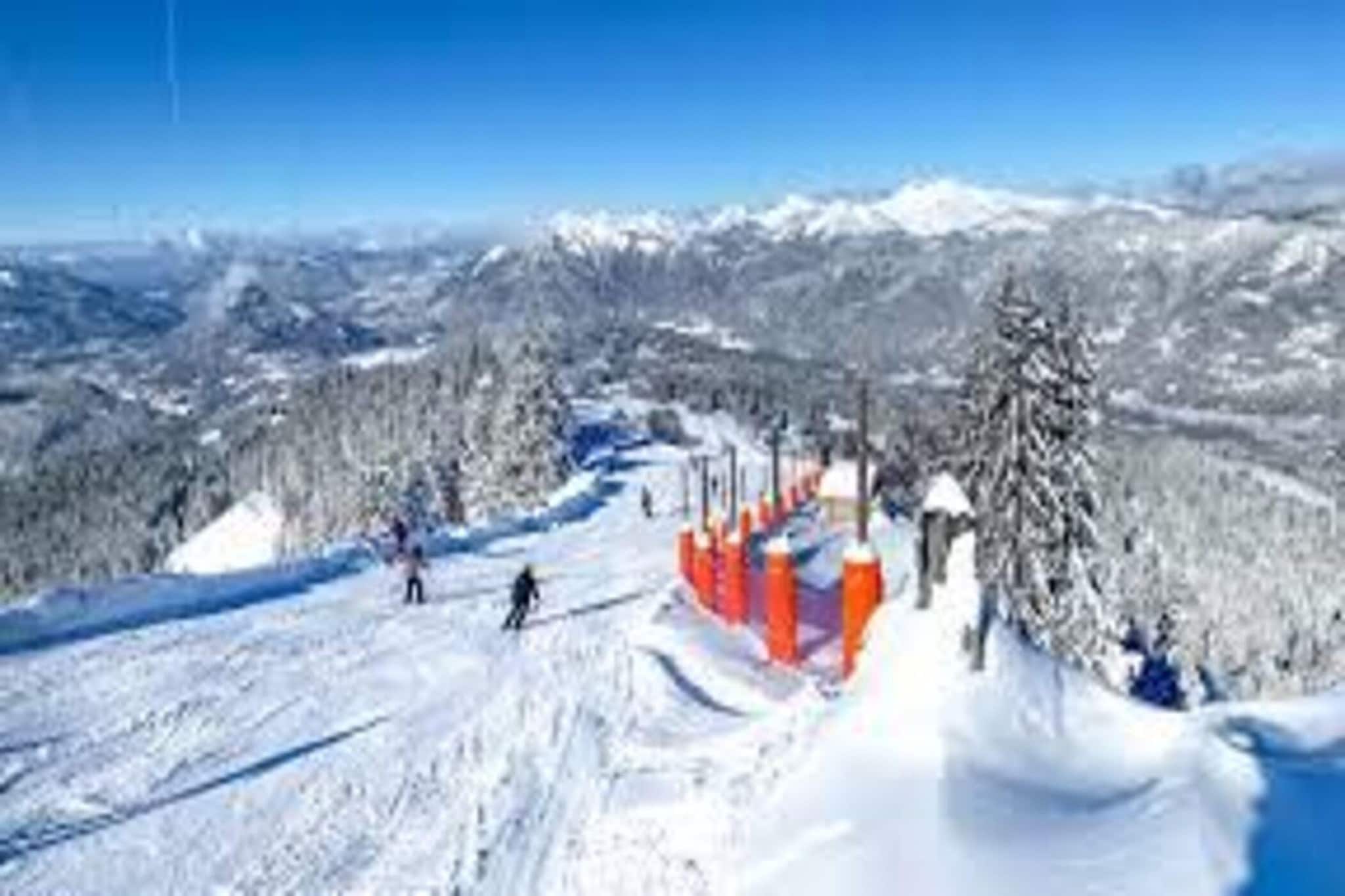 This welcoming apartment at the foot of the slopes in Morillon 1100 is ideal for up to 7 guests, with the option to accommodate 8 using a pull-out bed in the second bedroom. The apartment includes three bedrooms, one of which is en suite, a spacious living room with two sofas and a television, and a separate bathroom with a bathtub. Pets are welcome for an additional fee of €50, provided they are not left alone in the apartment. The apartment is non-smoking and includes bedding, including mattress pads, pillows, and duvets for all beds. A ski locker is available for storing your equipment.
The apartment's prime location offers easy access to ski slopes and the resort's amenities, making it perfect for winter sports enthusiasts. In the surrounding area, you'll find a variety of cafes, restaurants, and shops, allowing you to experience local flavors and explore the charming mountain village. The stunning views of the surrounding mountains make it an ideal spot to unwind after a day on the slopes.
The apartment features a fully equipped kitchen with modern appliances, including a fridge/freezer, oven, microwave, dishwasher, and coffee makers. The bathroom includes a washer-dryer for added convenience, and there is a separate toilet. Step out onto the east-facing balcony, where you can relax with a view of the resort and mountains. Wi-Fi is included, and for those with a car, a garage space is available, though parking can be challenging due to the tight maneuvers required.