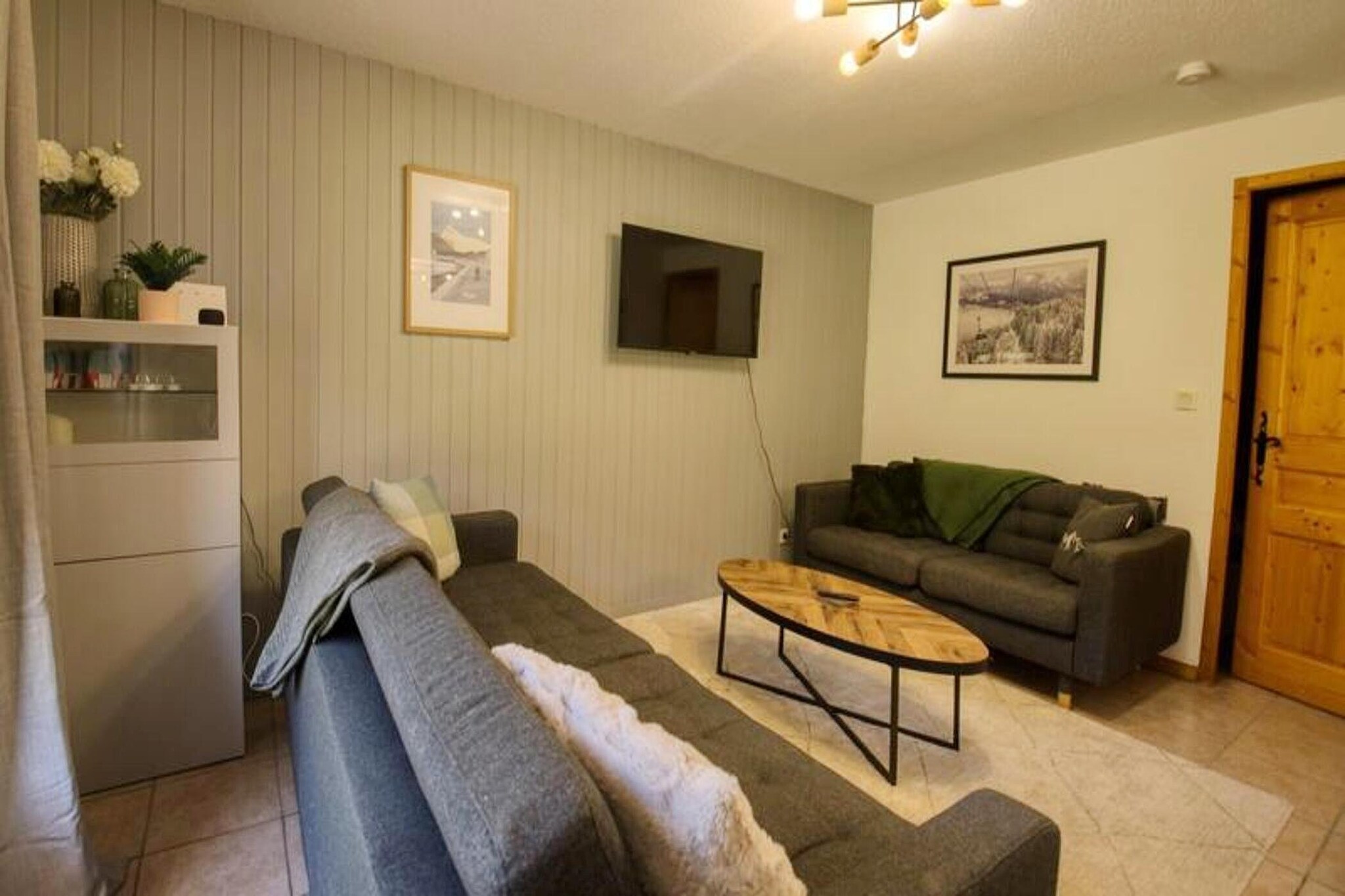 This charming 65m² apartment comfortably accommodates up to 6 people, making it ideal for families or small groups. It features three bedrooms: one with a 140x190 cm bed, one en suite with a 160x190 cm bed and a private shower room, and a mountain corner with bunk beds (90x190 cm), where the top bunk is not suitable for children under 6 years old. The apartment also includes a shower room, separate toilet, and a living room with two sofas, a television, and WiFi. Please note that pets are not allowed, and the apartment is non-smoking.
Located at the entrance to Morillon village, this apartment is only 500m from the shops and 50m from the ski bus stop, offering easy access to the slopes during the winter months. In the summer, you can enjoy the nearby Lac Bleu leisure center, just 500m away, with activities such as lake swimming, tree climbing, pony rides, inflatable games, trampolines, mountain biking, and rafting. Morillon village itself is a picturesque destination, perfect for exploring local cafes and shops.
The apartment’s fully equipped kitchen includes a fridge/freezer, dishwasher, oven, microwave, coffee maker, kettle, and toaster. A washing machine is available in the en suite bathroom. The south-facing terrace, with garden furniture, offers a lovely spot to relax outdoors during the warmer months. A ski locker is provided to store your gear, and a vacuum cleaner is available for convenience.